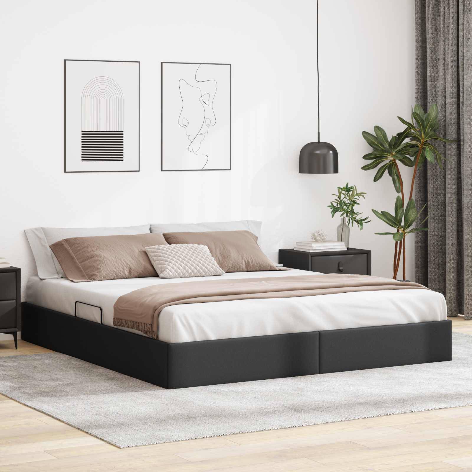 Modernes minimalistisches Schlafzimmer mit einem niedrigen schwarzen Plattformbett, neutraler Bettwäsche, gerahmten Wandbildern, hängender Lampe, Nachttisch und einer Topfpflanze neben den Vorhängen.