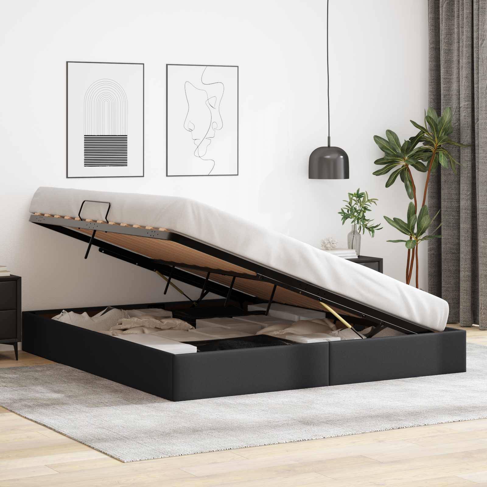 Schwarzes gepolstertes Bett mit Hebelliftsystem geöffnet, wobei darunter liegende Ablagefächer in einem modernen Schlafzimmer sichtbar werden.
