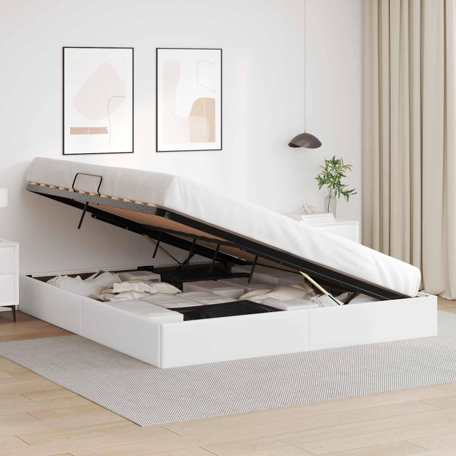 Weiß gepolstertes Boxspringbett mit Hebelöffnung in einem minimalistischen Schlafzimmer, geöffnet, um darunter liegende Speicherkompartimente freizulegen.