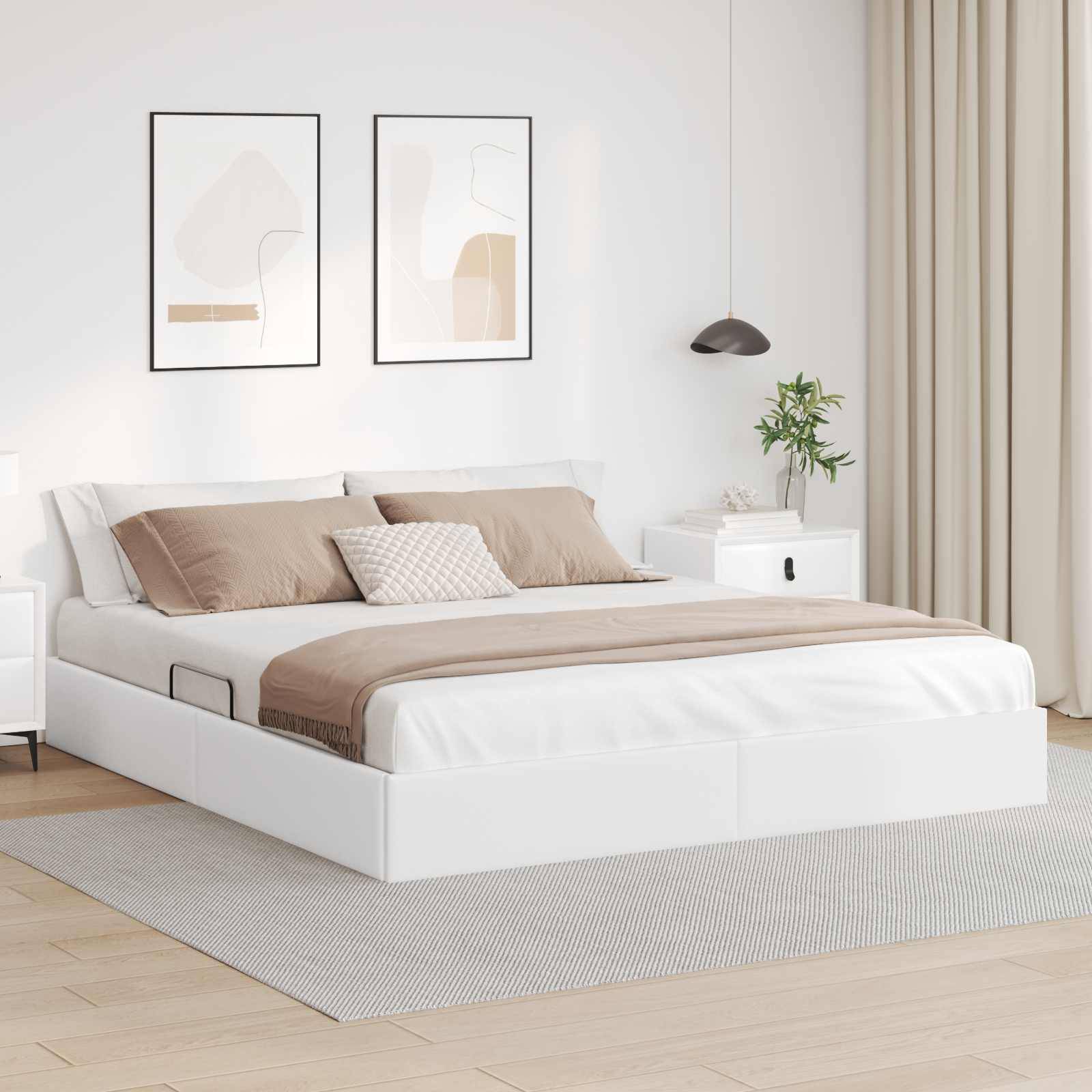 Minimales weißes Schlafzimmer mit einem niedrigen Plattformbett, beigefarbener Bettwäsche, zwei gerahmten Wanddrucken, Nachttisch, hängender Leuchte, Pflanze und raumhohen Vorhängen.