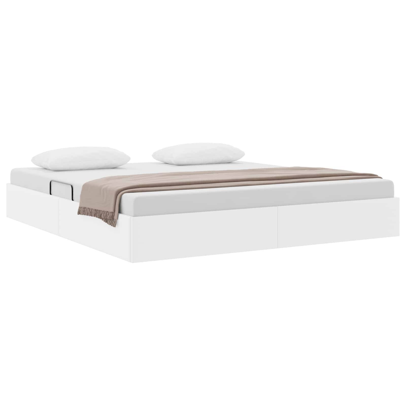 Minimalistisches weißes Polsterbett mit zwei Kissen und einer beigefarbenen Wurfdecke, gezeigt vor einem schlichten weißen Hintergrund.