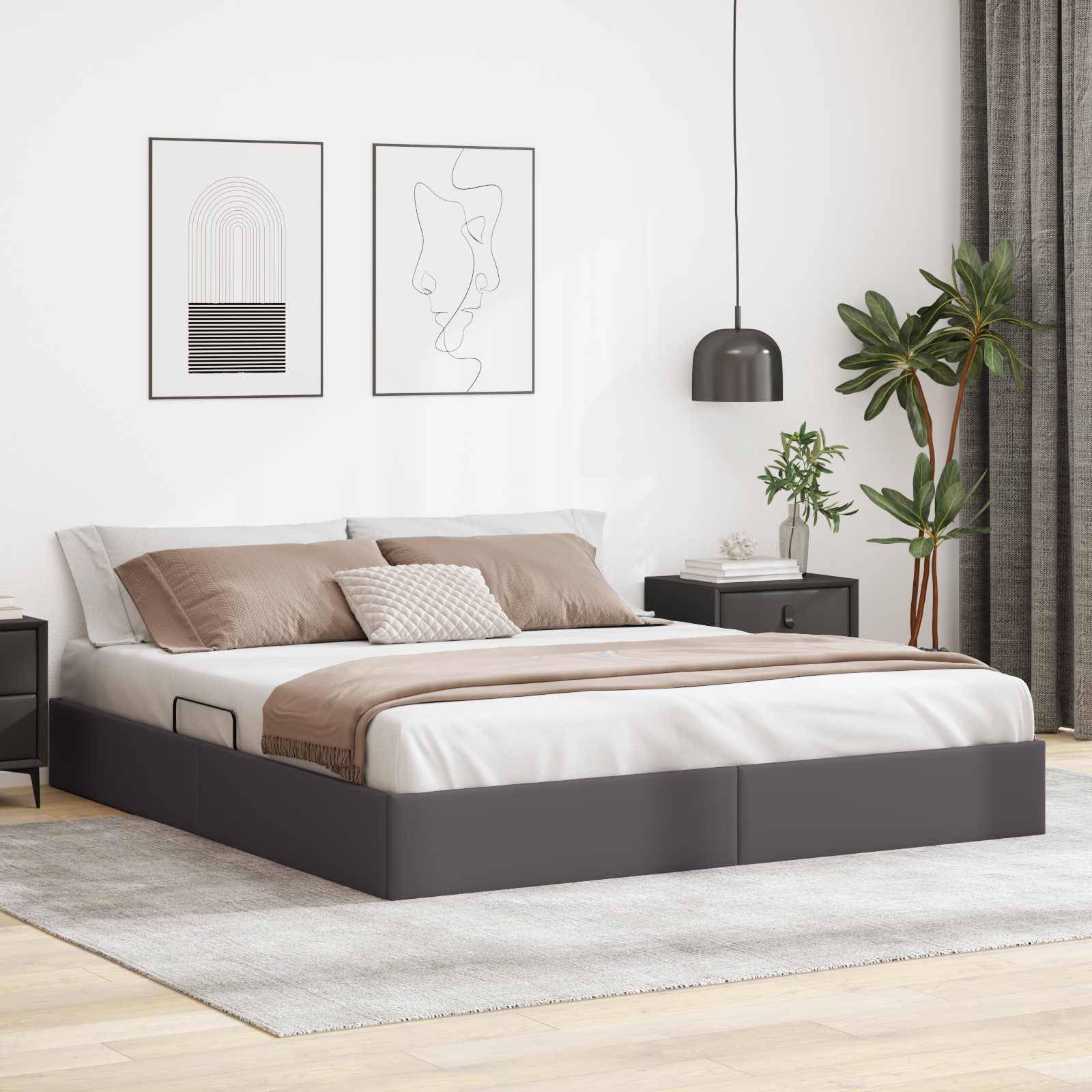 Modernes Schlafzimmer mit einem niedrigen grauen Podestbett, neutraler Bettwäsche, Wandkunst, hängender Lampe, Nachttisch und Topfpflanzen am Fenster.