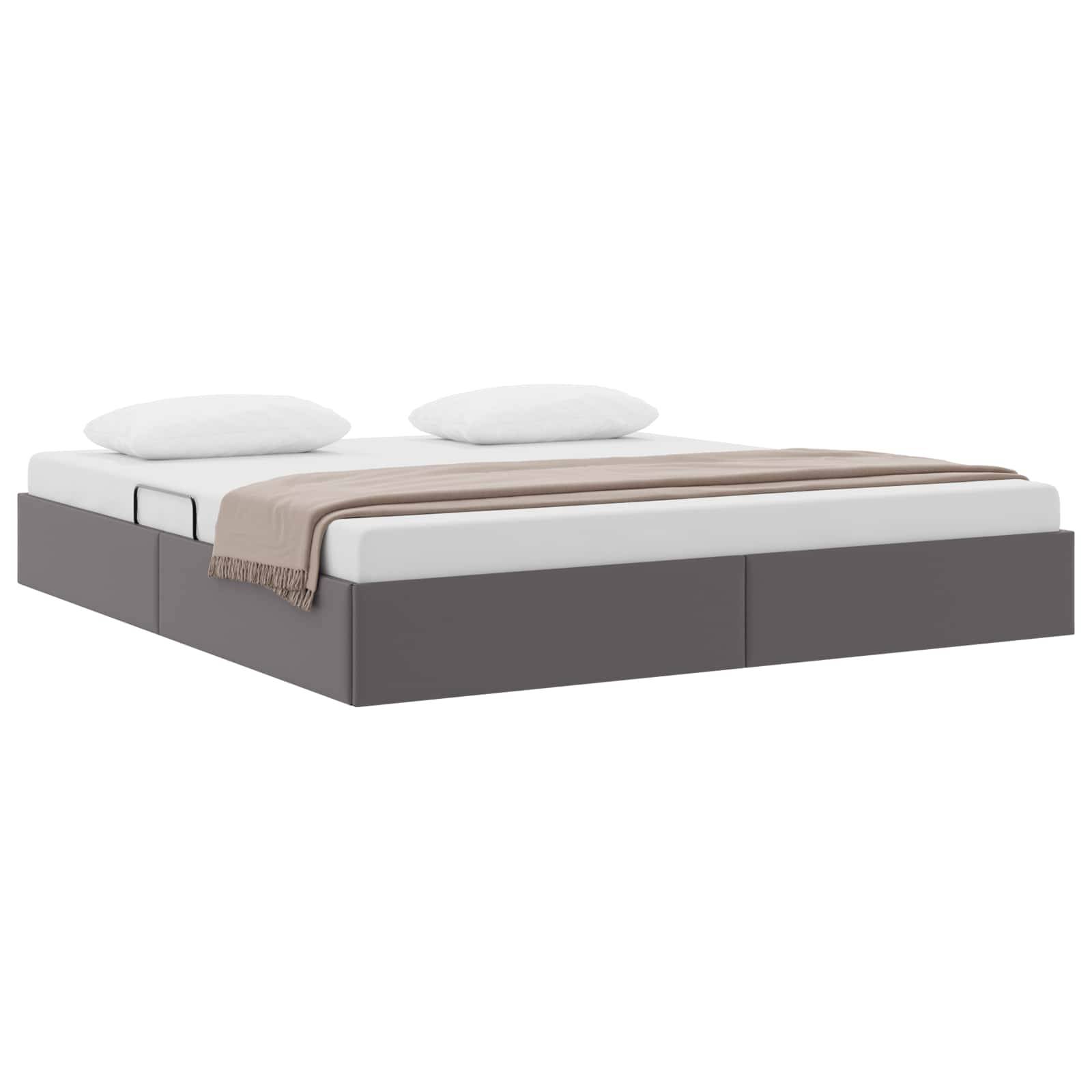 Modernes flaches Bett mit grauer gepolsterter Basis, weißer Matratze und Kissen sowie einer beigen Wurfdecke auf weißem Hintergrund.