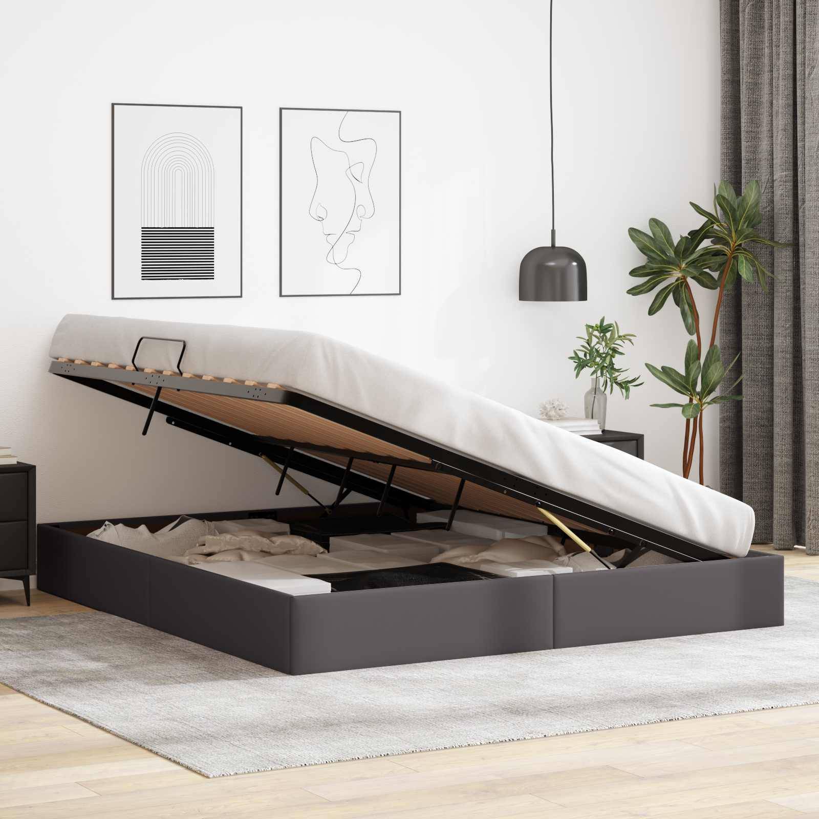 Modernes gepolstertes Bettsystem mit Matratze auf einem Hebebügelmechanismus angehoben, wobei das Unter-Bett-Fach in einem hellen Schlafzimmer sichtbar wird.