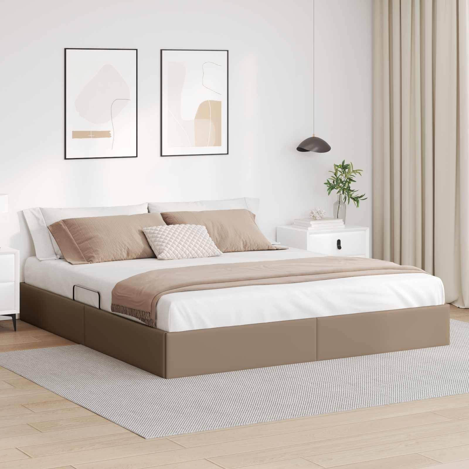 Modernes Schlafzimmer mit einem niedrigen beigen Polsterbett, weißer Bettwäsche, zwei gerahmten abstrakten Drucken, einer Hängelampe, einem Nachttisch und beigen Vorhängen.