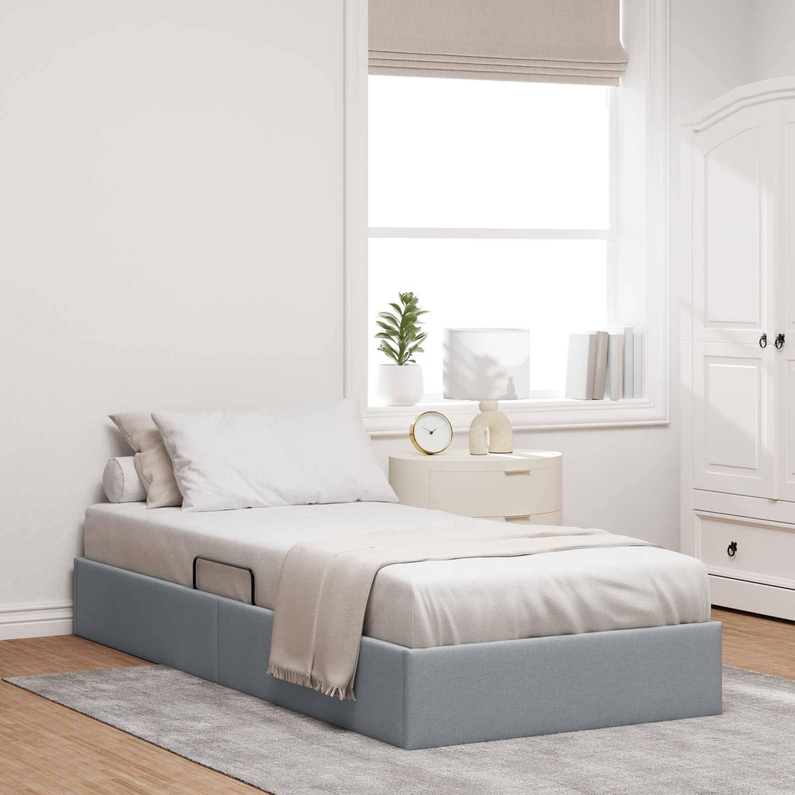 Minimalistisches Schlafzimmer mit einem ordentlich gemachten Einzelbett, Nachttisch, Fenster und weißem Kleiderschrank auf hellem Holzboden.