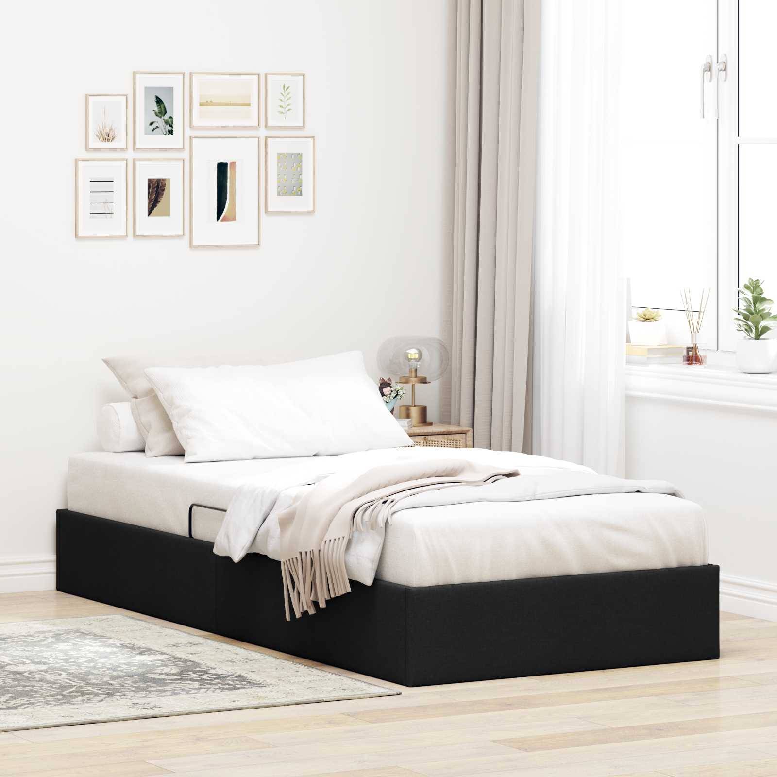 Minimalistisches Schlafzimmer mit einem niedrigen schwarzen Plattformbett, weißer Bettwäsche, gerahmten Wandgemälden und einem hellen Fenster mit feinen Vorhängen.