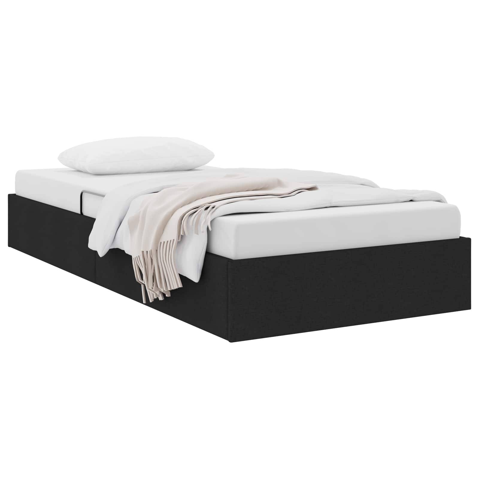 Modernes Bett mit weißer Matratze und Kissen, drapiert mit einer leichten Decke auf einem schwarzen Plattformbett vor weißem Hintergrund.