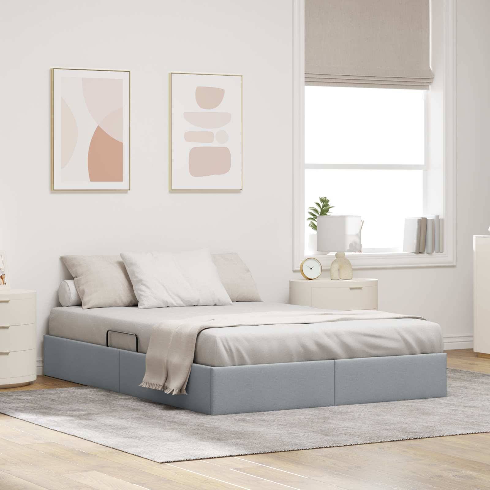 Minimalistisches Schlafzimmer mit einem ordentlich gemachten Bett, abstrakter Wandkunst, Nachttischen und einem hellen Fenster in einem sanften, neutralen Farbschema.