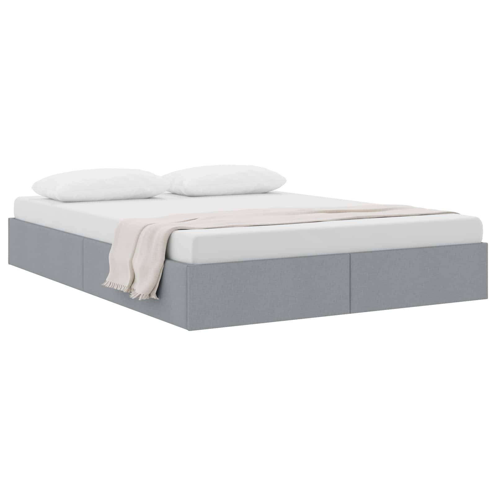 Minimales grau gepolstertes Bett mit weißer Matratze, Kissen und einer gefalteten cremefarbenen Wurfdecke auf weißem Hintergrund.