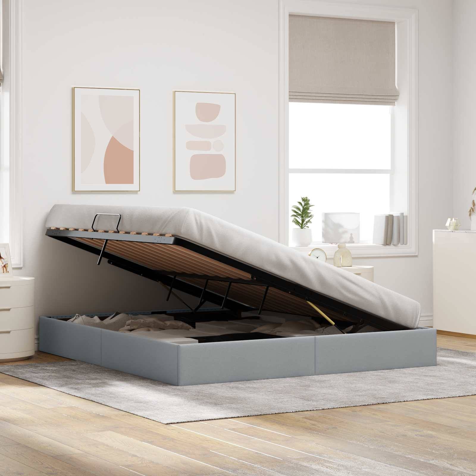 Gepolstertes Bett mit Hubmechanismus angehoben, um den Stauraum unter dem Bett in einem hellen, minimalistischen Schlafzimmer freizugeben.
