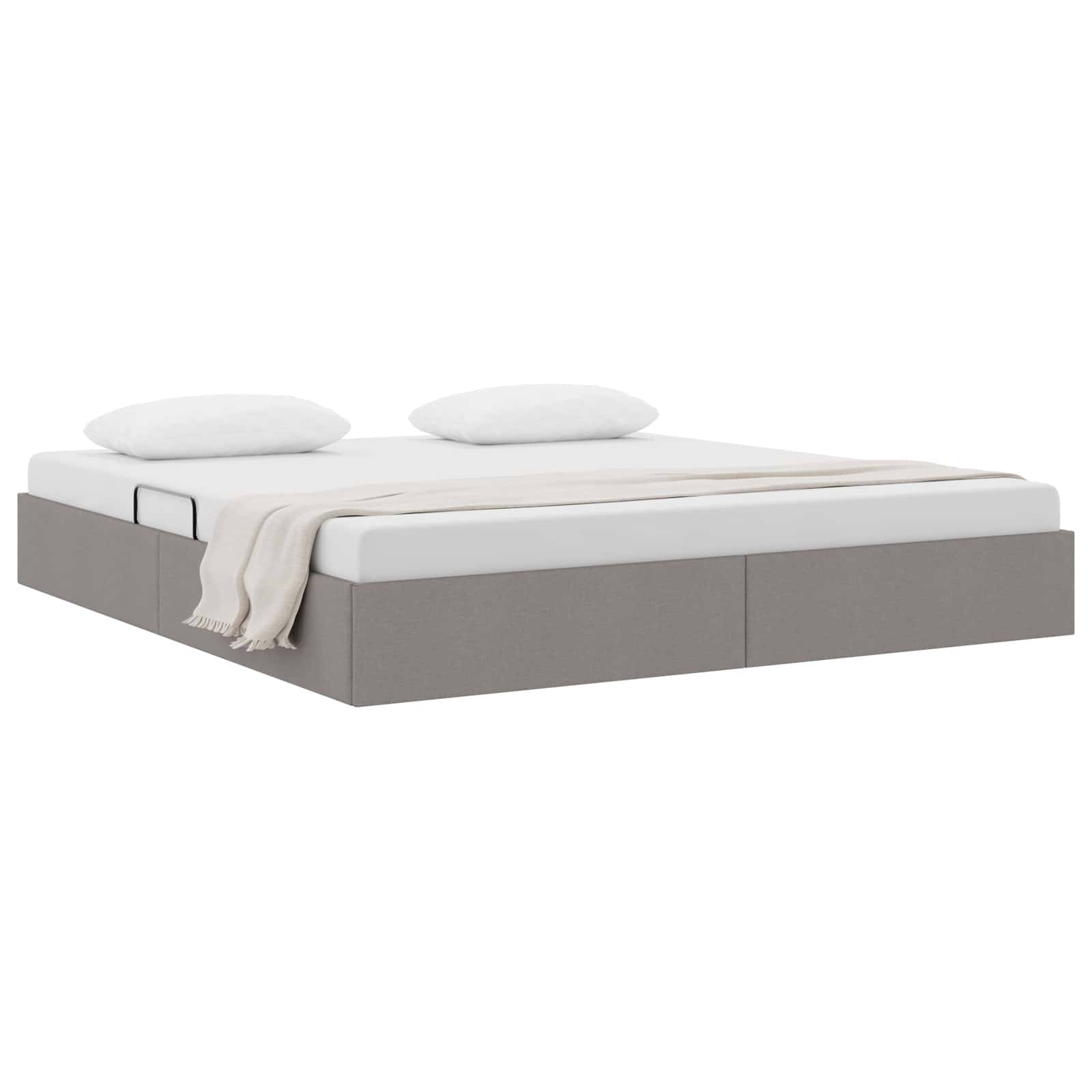 Minimalistisches grau gepolstertes Plattformbett mit weißer Matratze, zwei Kissen und einer drapierte Wurfdecke auf einfachem weißem Hintergrund.