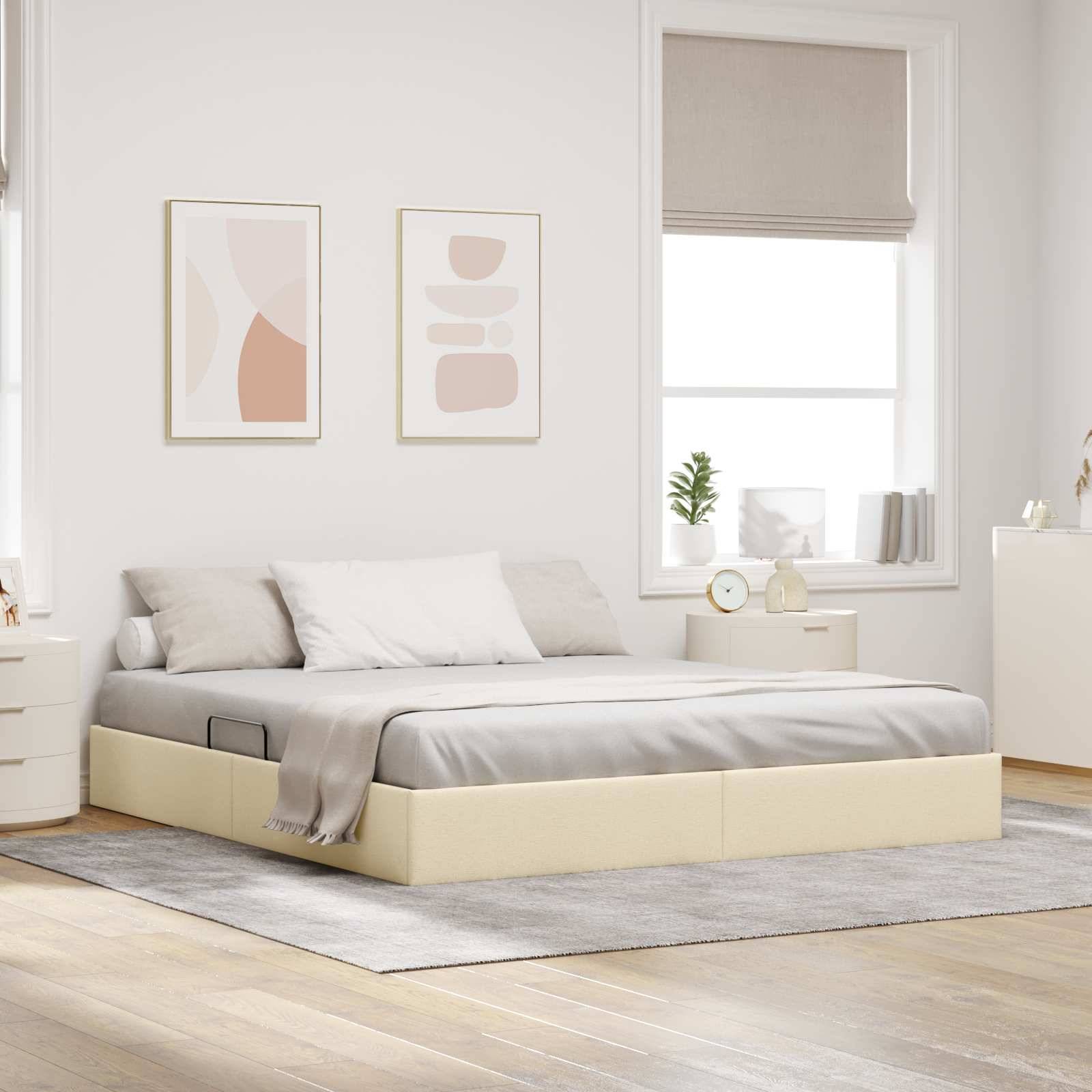 Helles, minimalistisches Schlafzimmer mit einem cremefarbenen Podestbett, neutraler Bettwäsche, gerahmten Wandbildern, Fenster, Teppich und kleiner Nachttischeinrichtung.