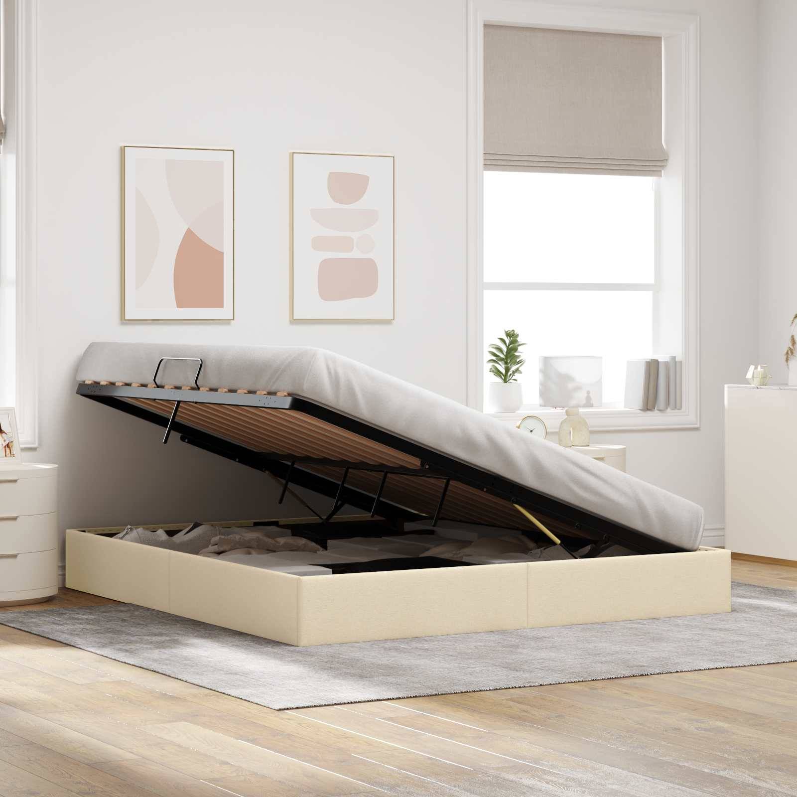 Verstellbares gepolstertes Bettgestell angehoben, um den Unterbett-Stauraum in einem hellen, minimalistischen Schlafzimmer freizugeben.