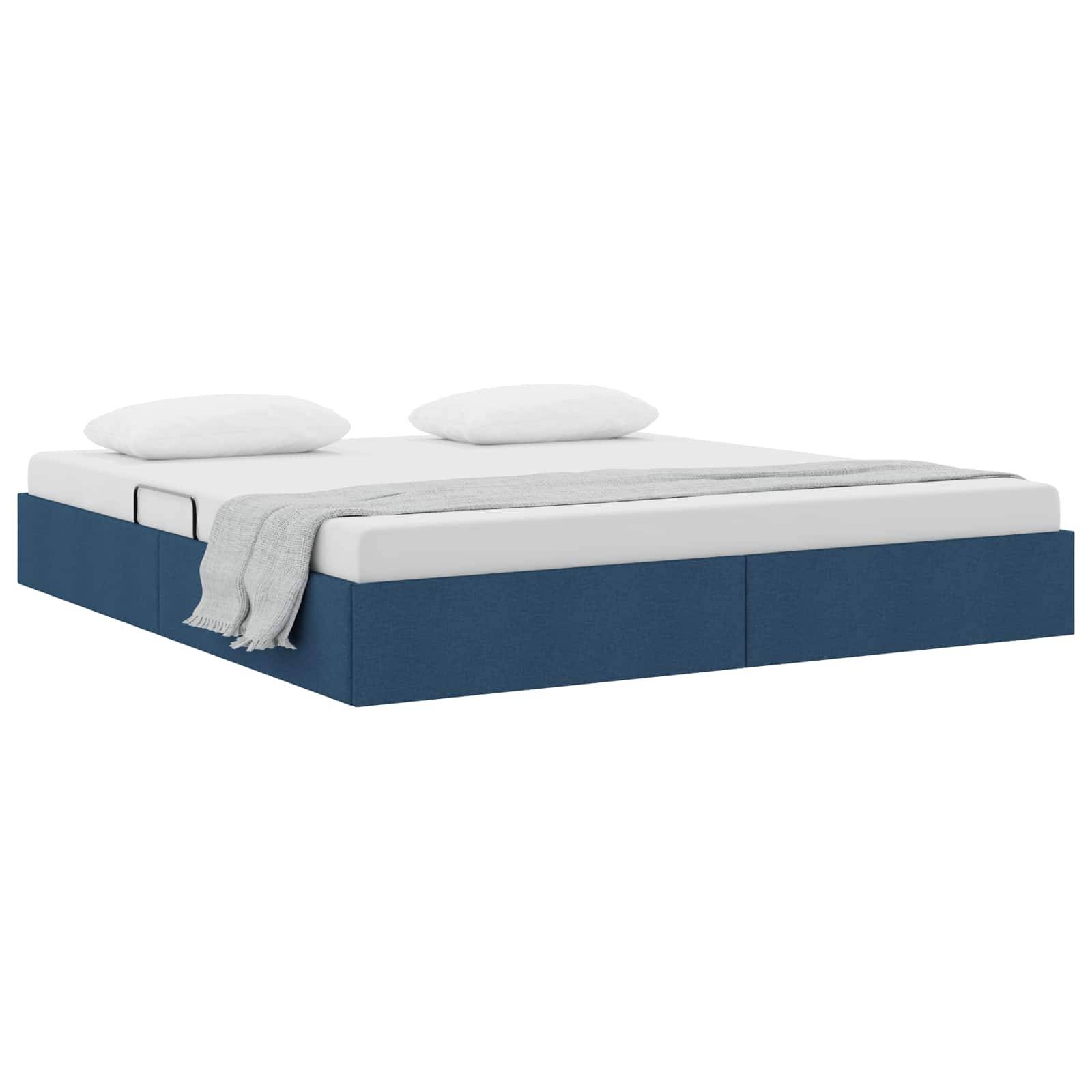 Blaues gepolstertes Plattformbett mit weißer Matratze, zwei Kissen und einer grauen Decke auf weißem Hintergrund.