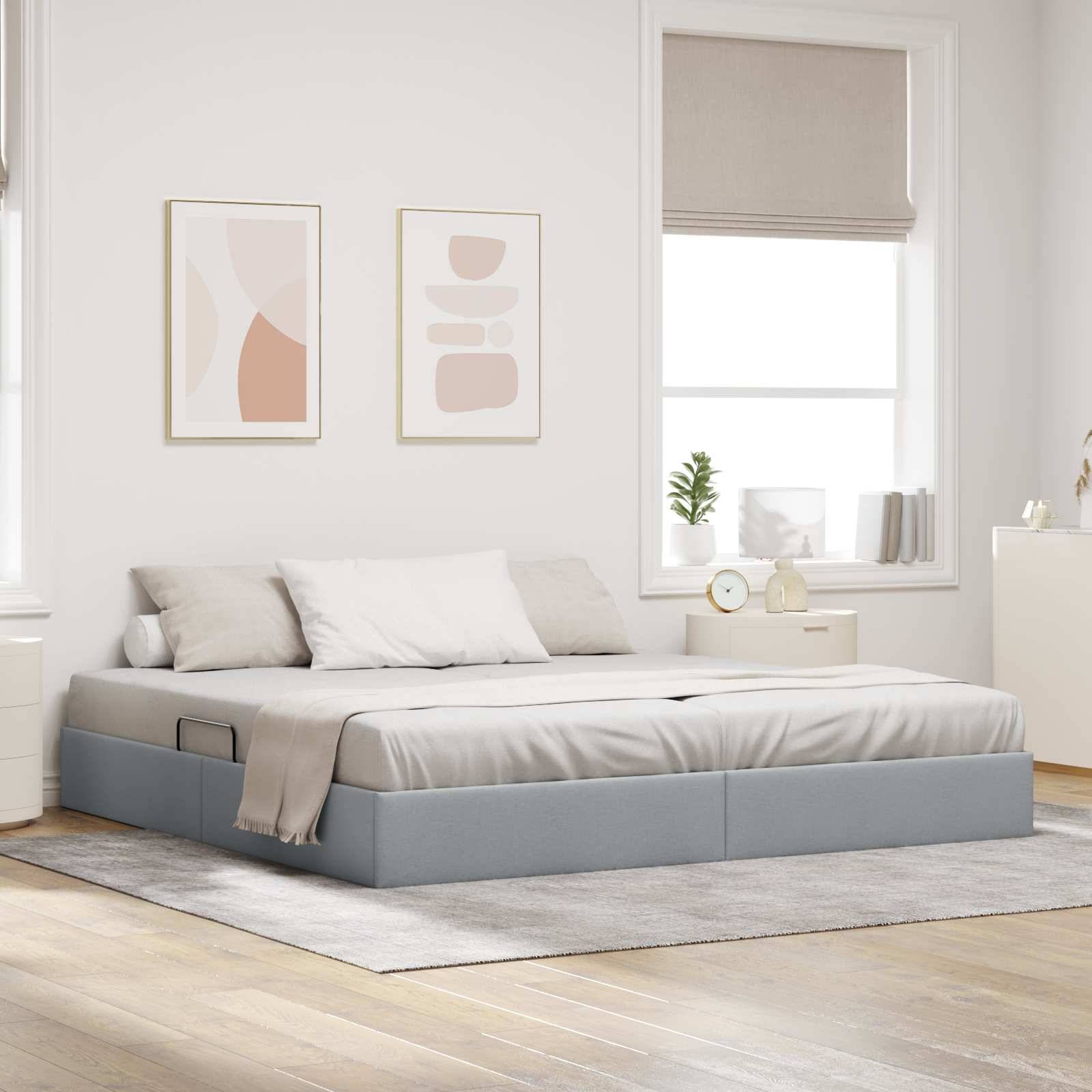 Helles minimalistisches Schlafzimmer mit einem grau gepolsterten Bett, weißer Bettwäsche, gerahmter abstrakter Kunst und einem Fenster mit beigem Rollo neben einem kleinen Nachttisch.