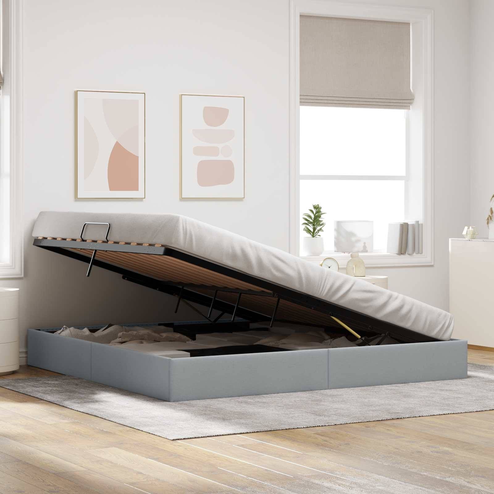 Polsterbett mit hochgeklappter Matratze, das darunter liegenden Stauraum offenbart, in einem hellen minimalistischen Schlafzimmer.