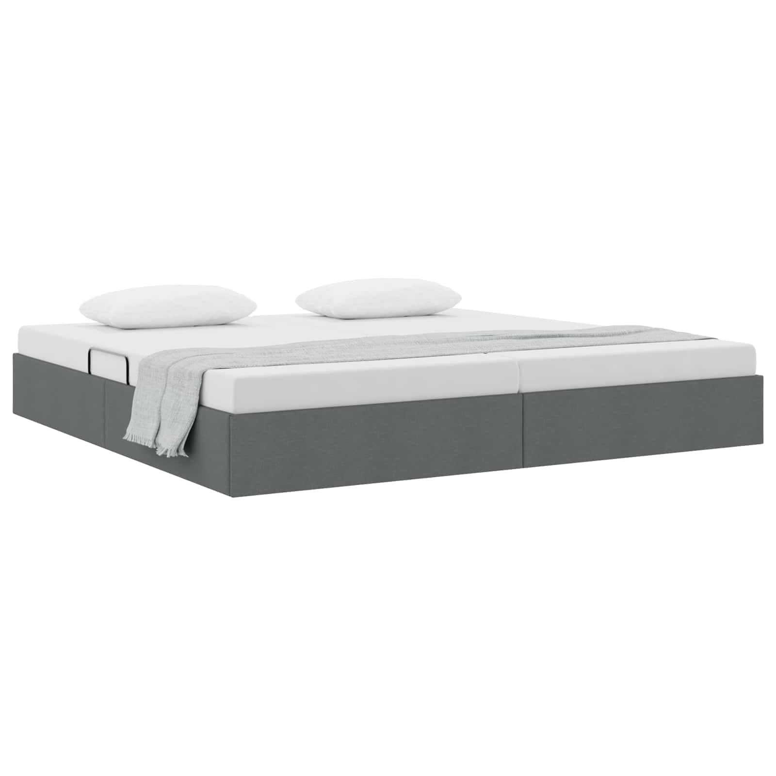 Modernes grau gepolstertes Bett mit weißer Matratze, zwei Kissen und gefalteter Decke auf weißem Hintergrund.