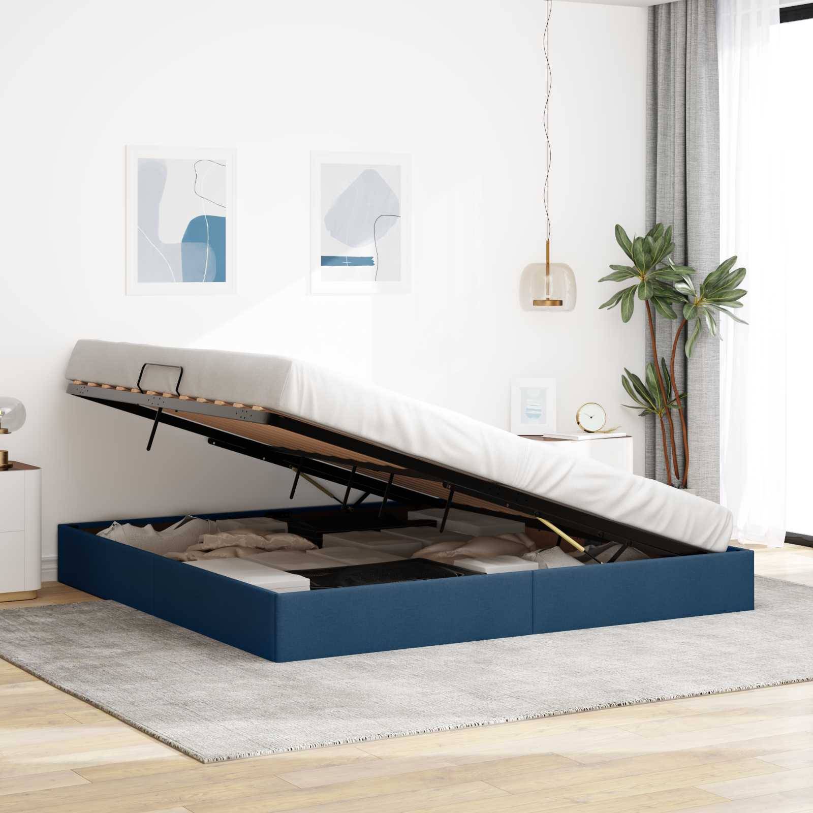 Gepolstertes Bett mit Stauraumbasis, das geöffnet ist und aufgeteilten Stauraum unter dem Bett in einem hellen modernen Schlafzimmer offenbart.