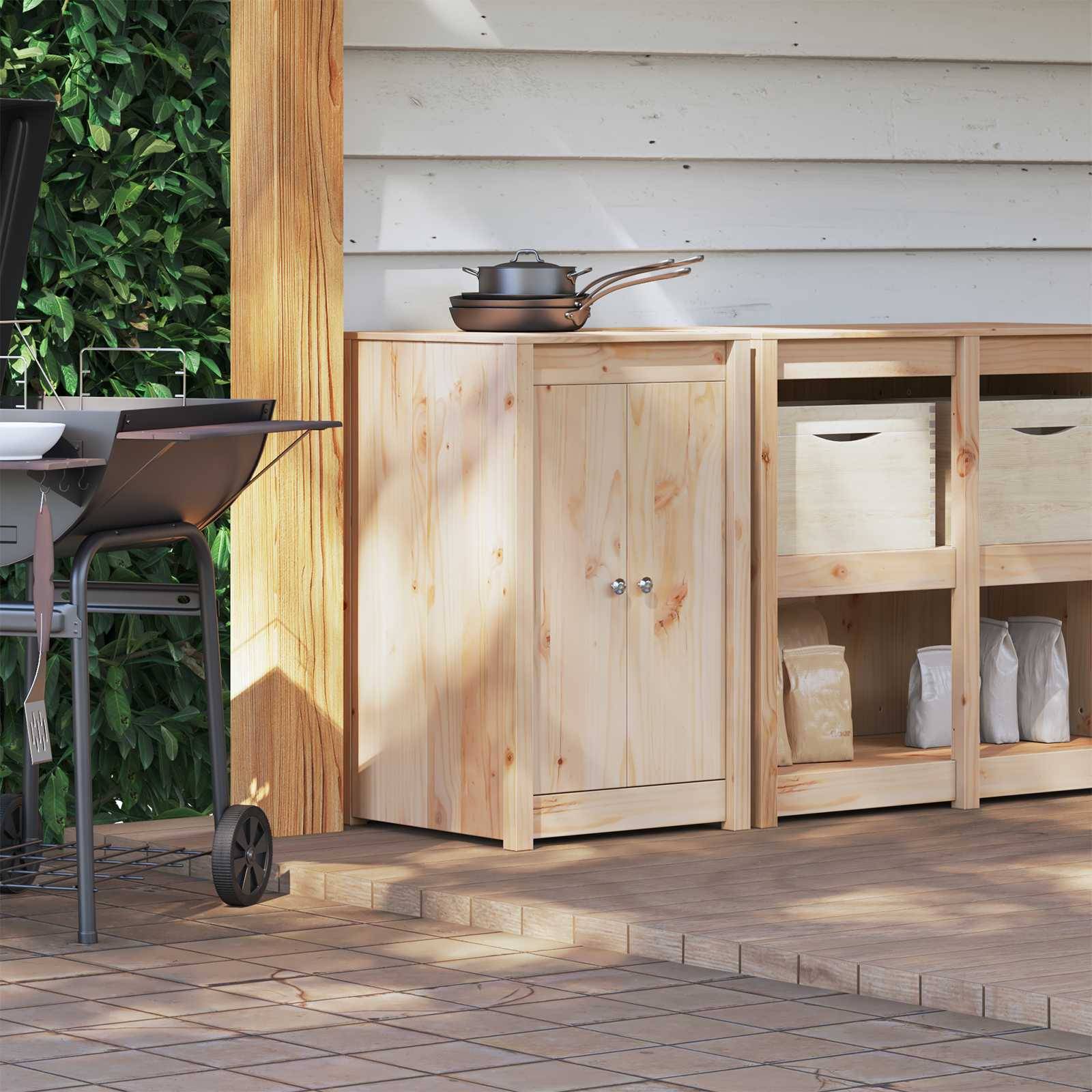Außenpatio mit einem Holzlagerungsschrank und offenen Regalen mit Behältern und Taschen, neben einem Grill und grünen Pflanzen.