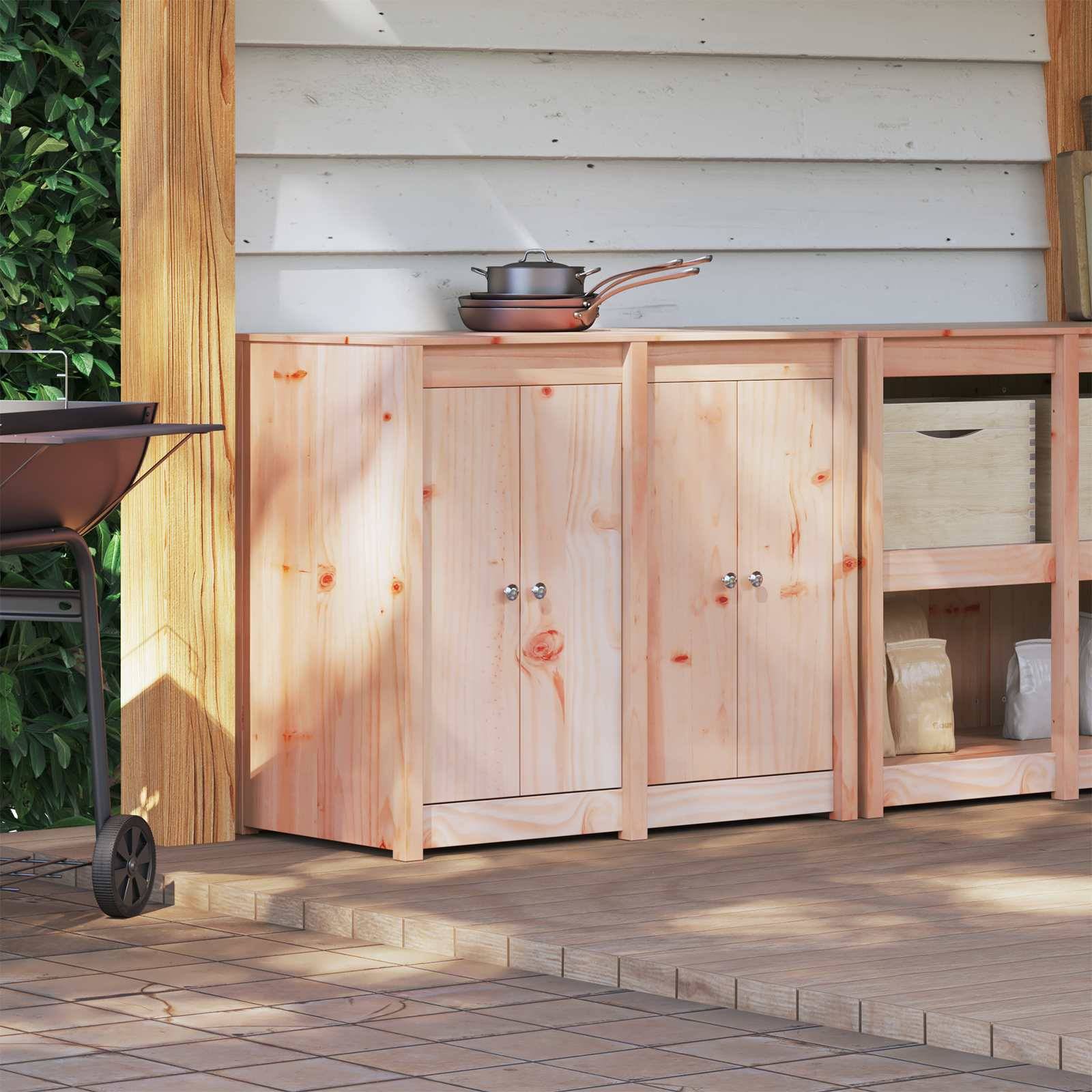 Outdoor-Holzlagerschrank mit doppelten Türen und offenen Regalen, gekrönt durch einen Topf, auf einer Terrasse neben einem Grill und Hausfassade.