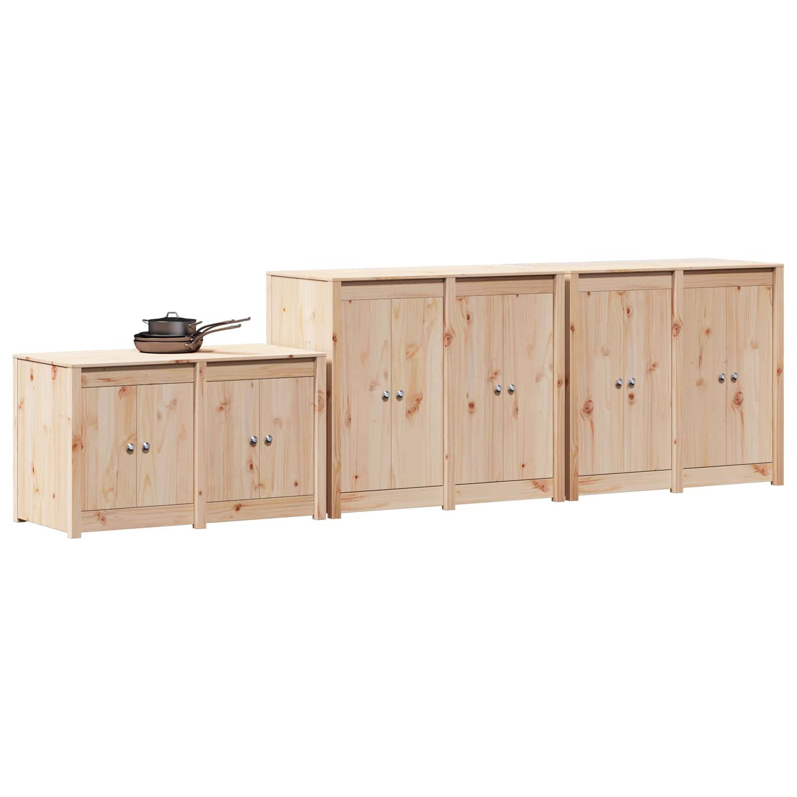 Satz aus hellem Holz-Küchenschränken und Arbeitsplatte, bestehend aus einer kleinen Einheit mit einem Topf oben und vier hohen Lagerschränken, vor weißem Hintergrund gezeigt.