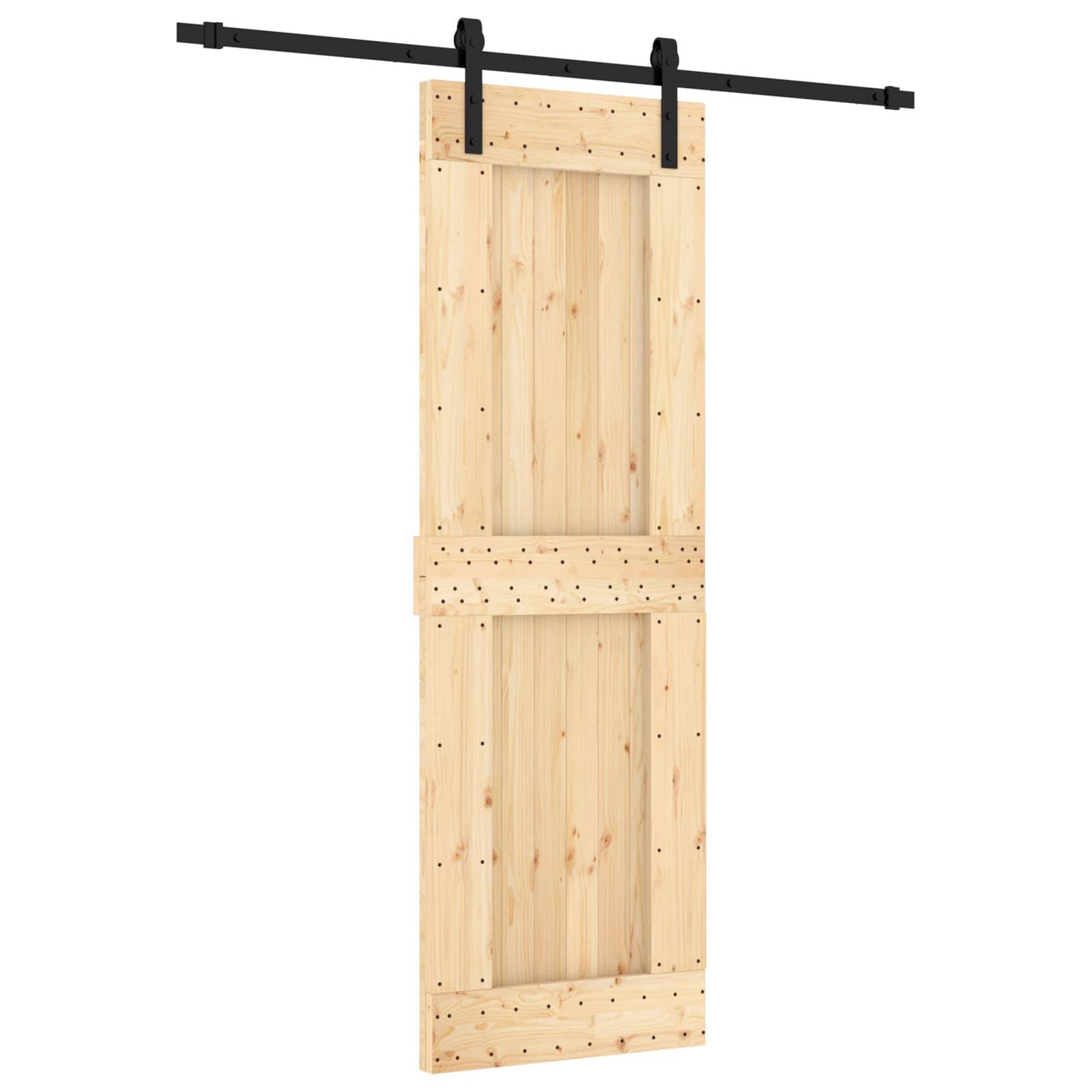 Holztür im Scheunenstil mit schwarzer Metallschiene, die von oben hängt, Vorderansicht auf weißem Hintergrund.