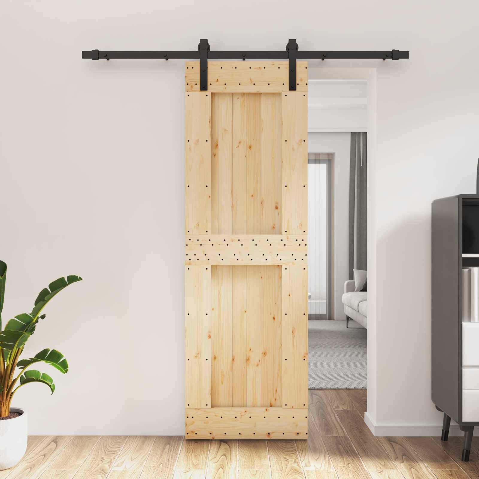 Holzschiebescheunentür auf schwarzem Gleis, teilweise offen zu einem hellen Raum, mit einer Topfpflanze und einem Schrank in einem modernen Interieur.