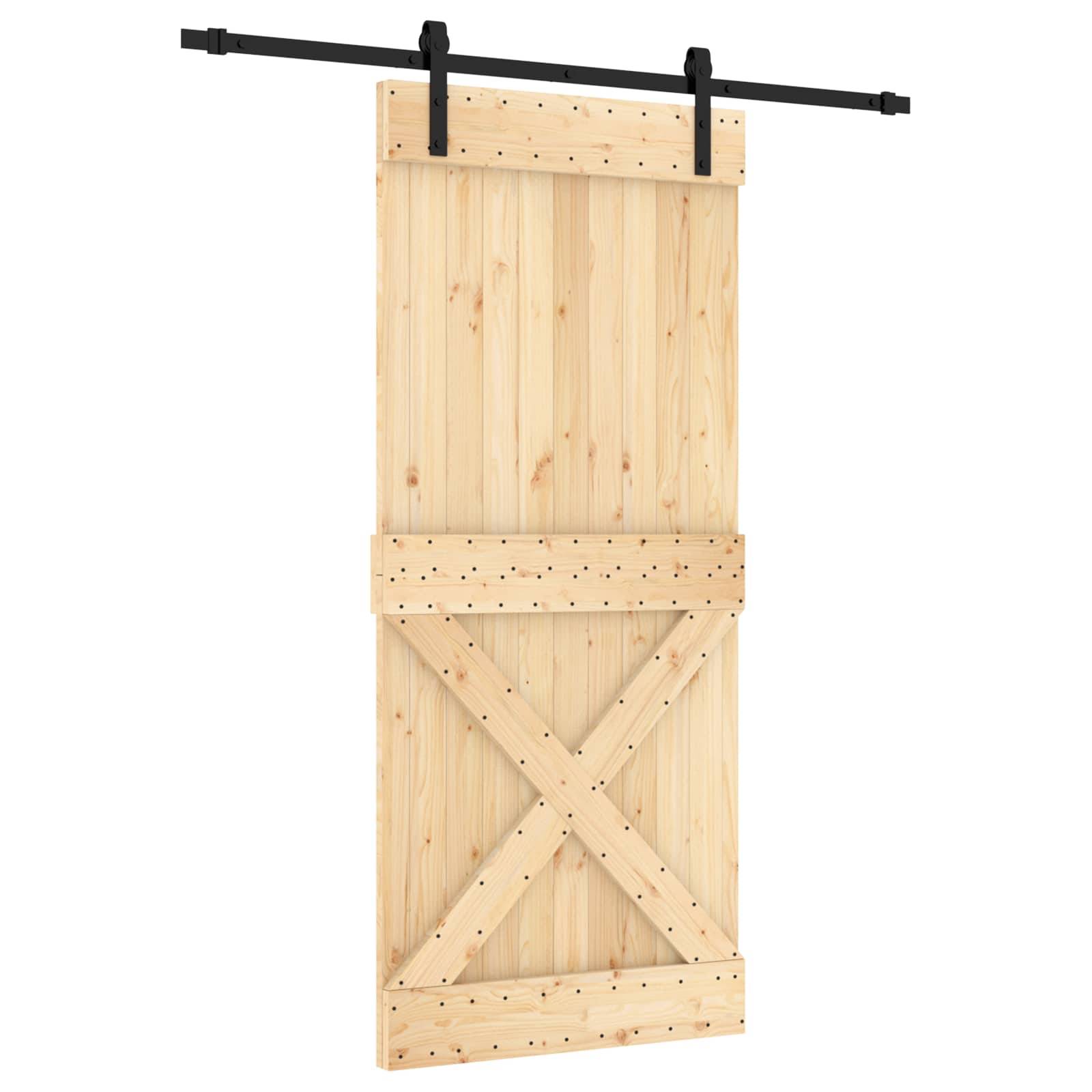 Holzscheunentür mit diagonaler X-Verstrebung und schwarzem Schienentrack oben auf weißem Hintergrund.