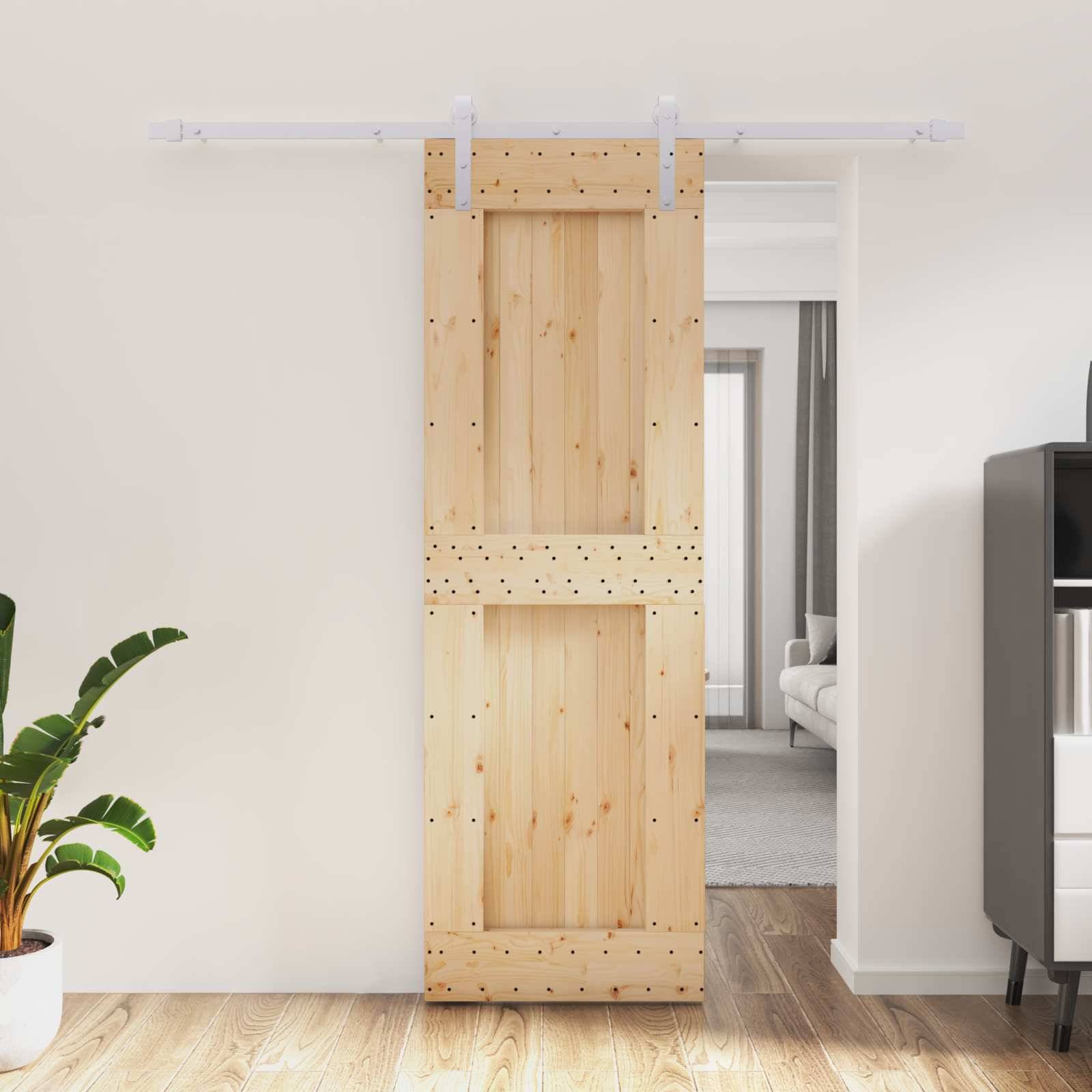 Eine leichte Holzschiebescheunentor hängt an einer Schiene und ist teilweise geöffnet zu einem Raum mit einem Sofa in einem hellen, modernen Interieur.