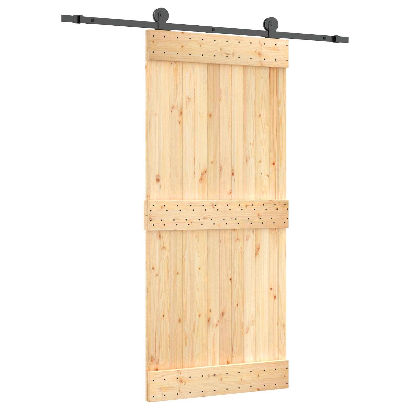 Holzschiebetür für Scheune mit schwarzem Schienensystem, geschlossen und an weißem Hintergrund aufgehängt.