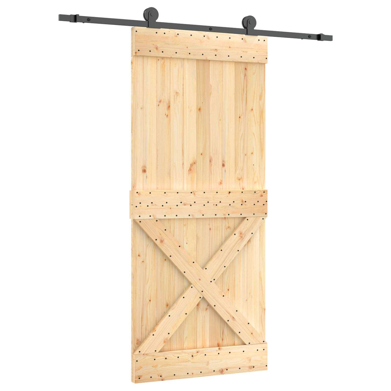 Ein Holzscheunen-Türpaneel, das an einer schwarzen Metallschiebespur hängt, in der Vorderansicht auf weißem Hintergrund dargestellt.