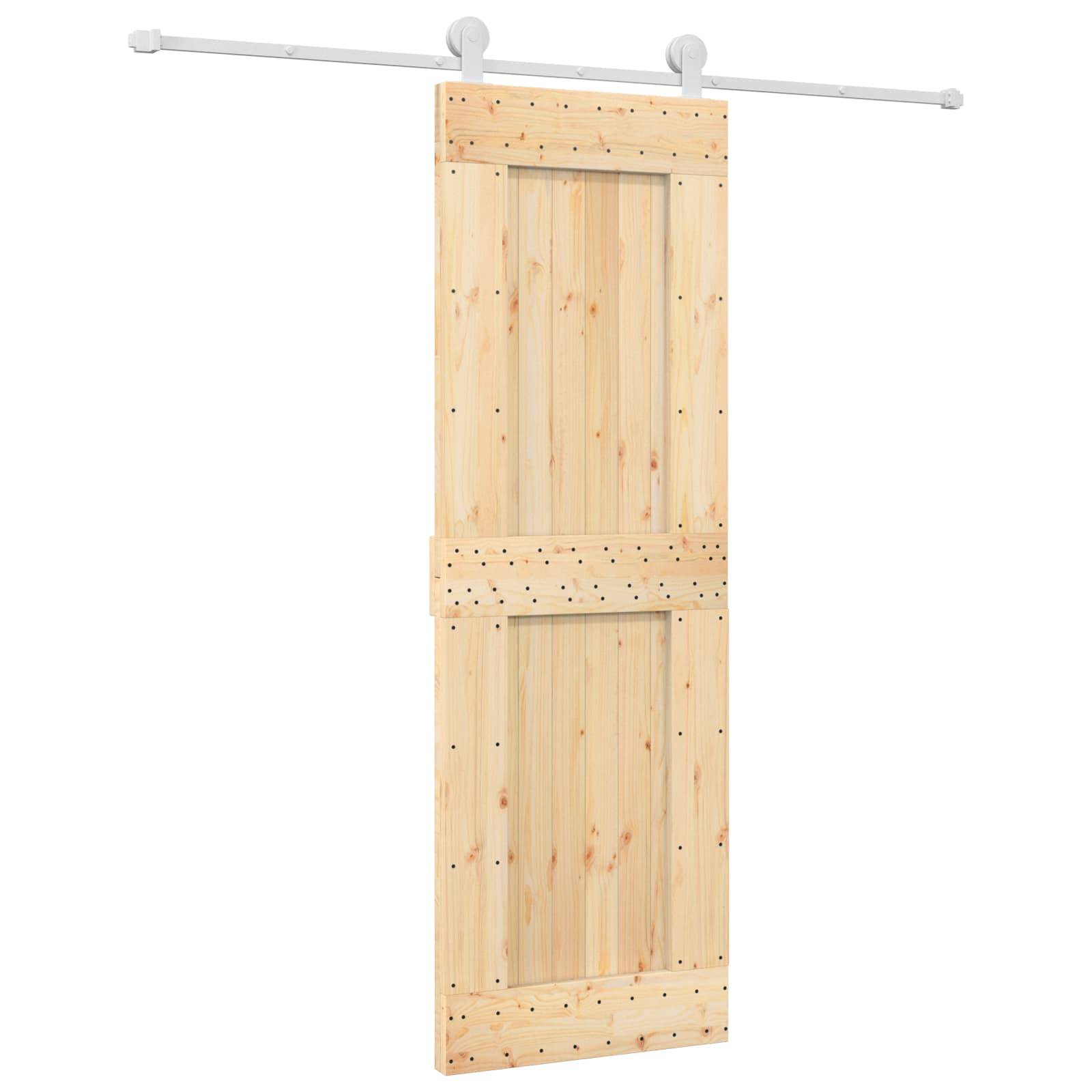 Holzpanel einer Schiebescheunentür, die von einer oberen Schiene an weißem Hintergrund hängend dargestellt ist.
