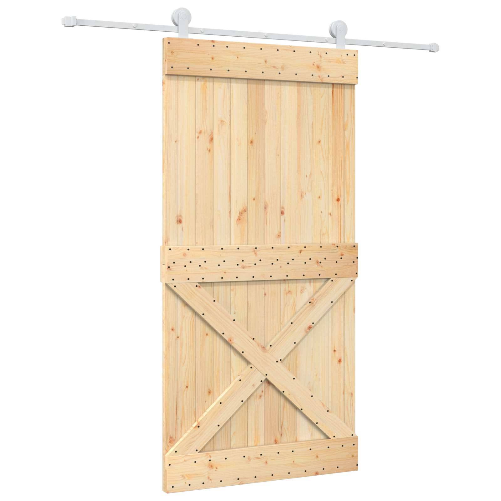 Leichte Holzscheuertür mit diagonalen Querstreben, die von einer Metallschiene vor weißem Hintergrund aufgehängt ist.