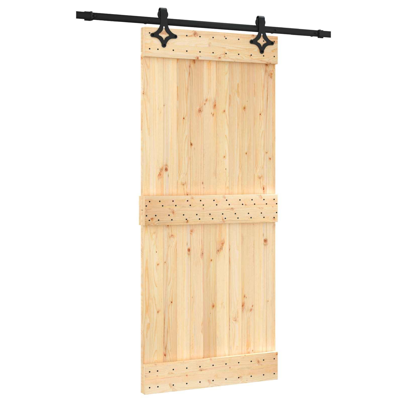 Holzschiebescheunentür mit schwarzer Metallschiene und Beschlag, Vorderansicht auf weißem Hintergrund dargestellt.