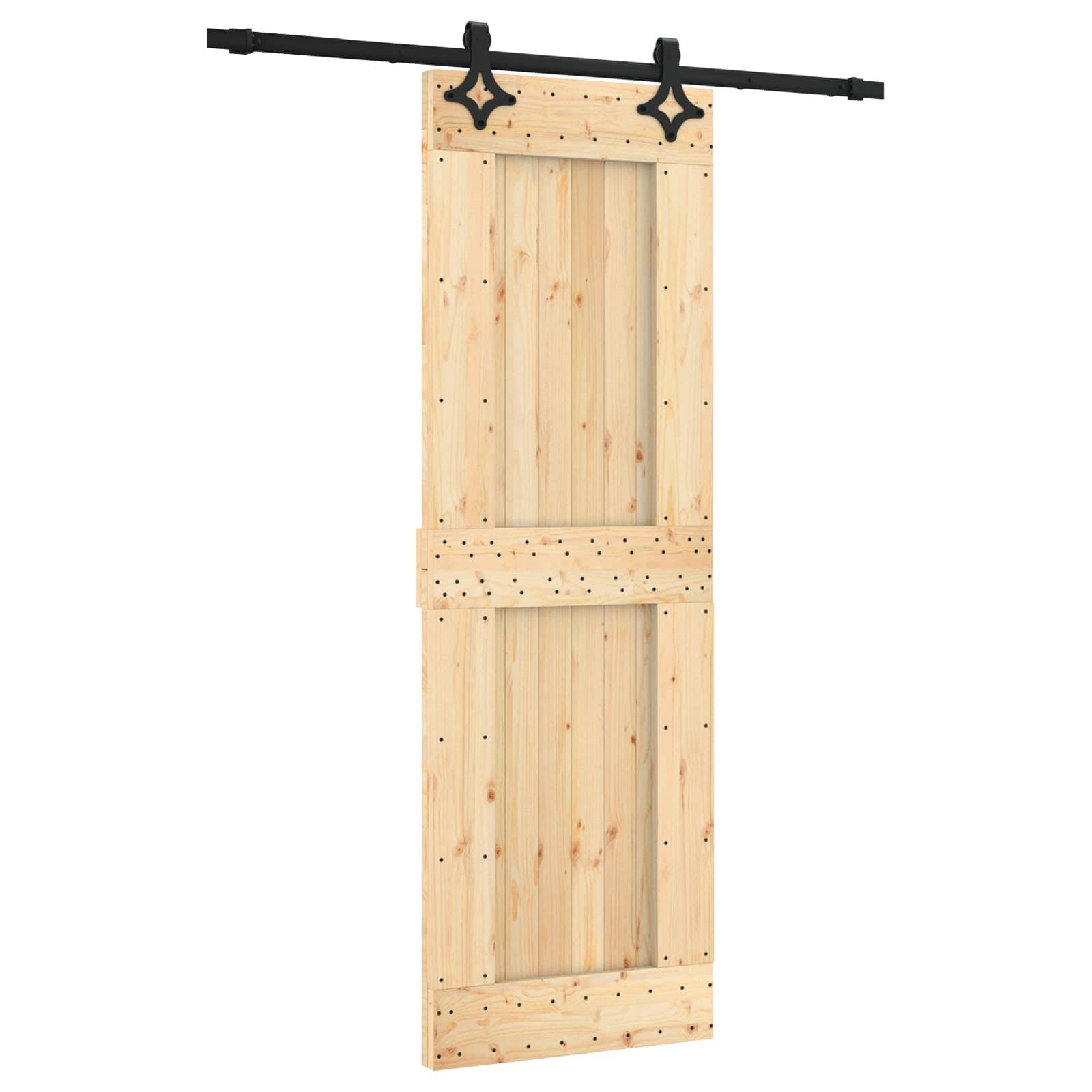 Holzschiebetor-Paneele, die an einer schwarzen Metallschiene mit zwei dekorativen Halterungen aufgehängt sind.