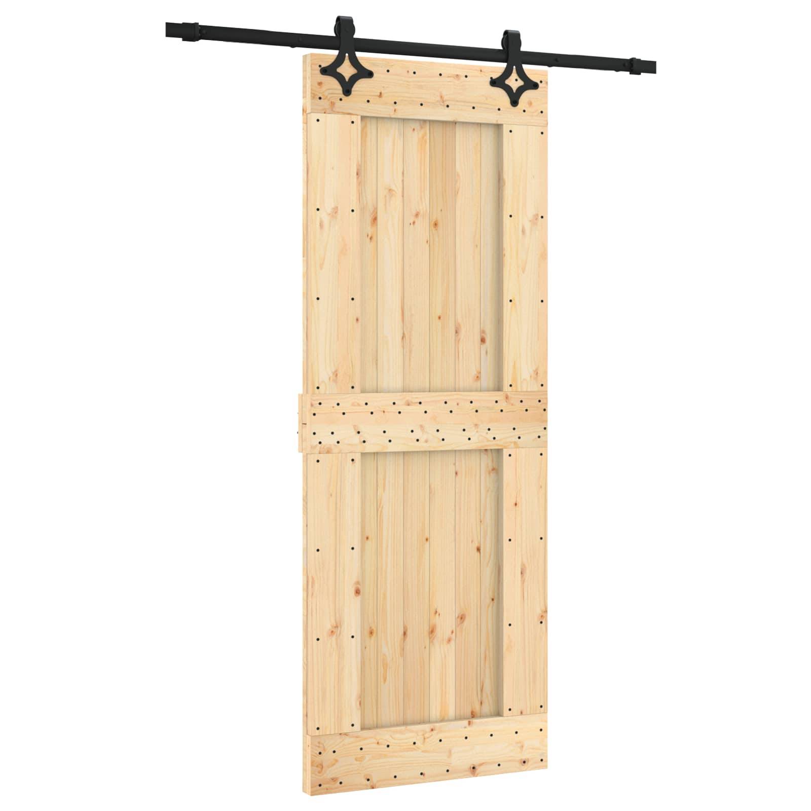 Holzscheunentor mit schwarzem Schienenwerk, geschlossen vor weißem Hintergrund dargestellt.