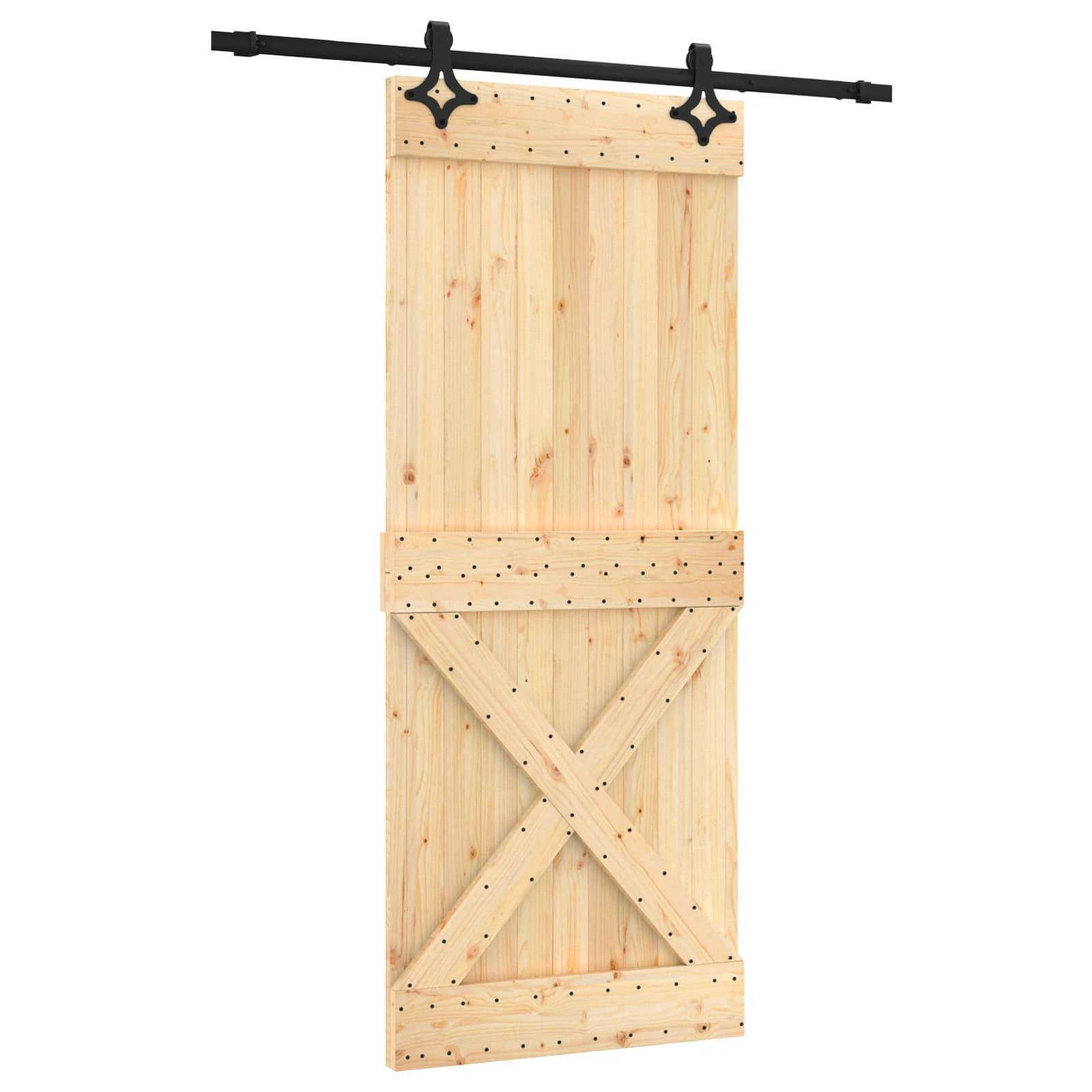Holzscheunentür im Schiebetür-Stil mit diagonaler X-Strebe, montiert auf einer schwarzen Schienenbahn.