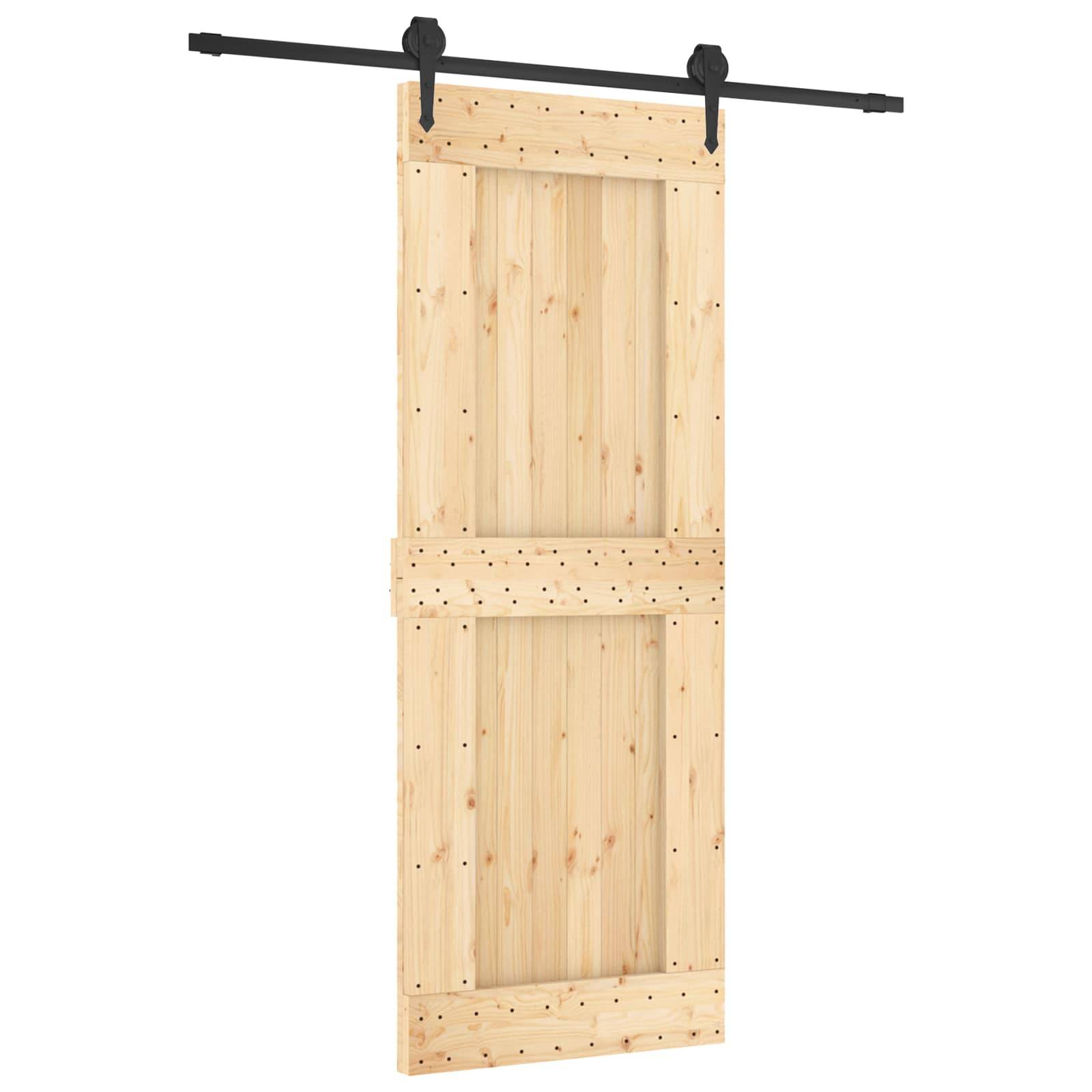 Schiebescheune aus unbearbeitetem Holz, gezeigt hängend an einem schwarzen Metallgleis mit zwei Rollen.