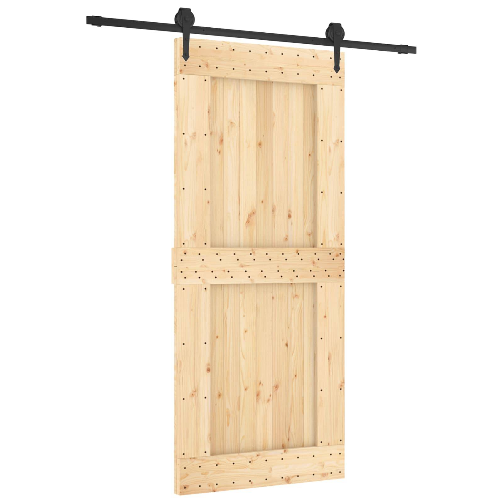 Eine rustikale Schiebescheunentür aus hellem Holz mit schwarzem Metallhängezubehör auf weißem Hintergrund.