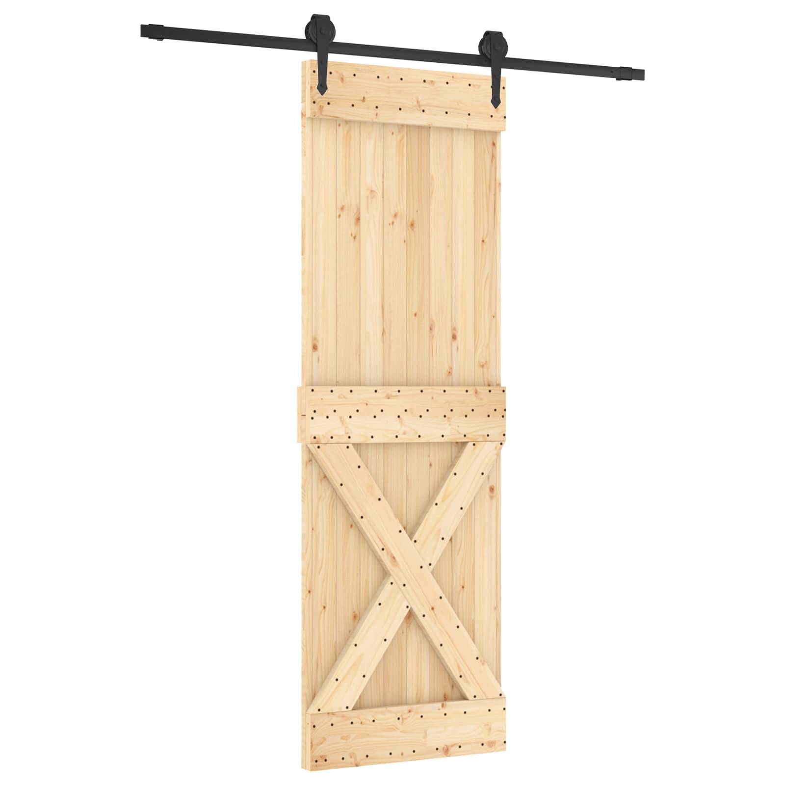Schiebetür aus Holz mit schwarzem Metallschienensystem für Scheune, Vorderansicht auf weißem Hintergrund.