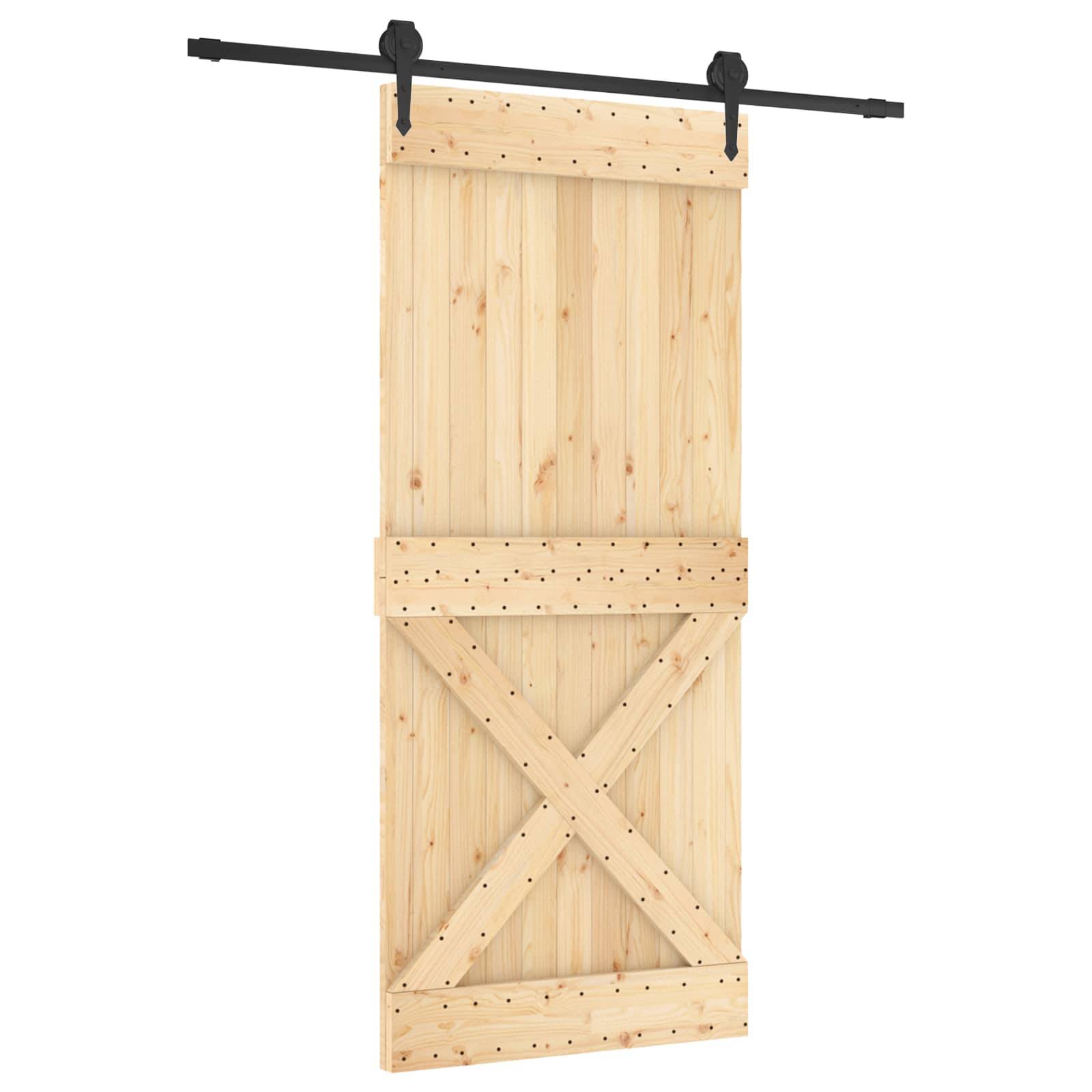 Scheunentür im Holzstil mit Schiebemechanismus und diagonaler Aussteifung, aufgehängt an einer schwarzen Schiene auf weißem Hintergrund.