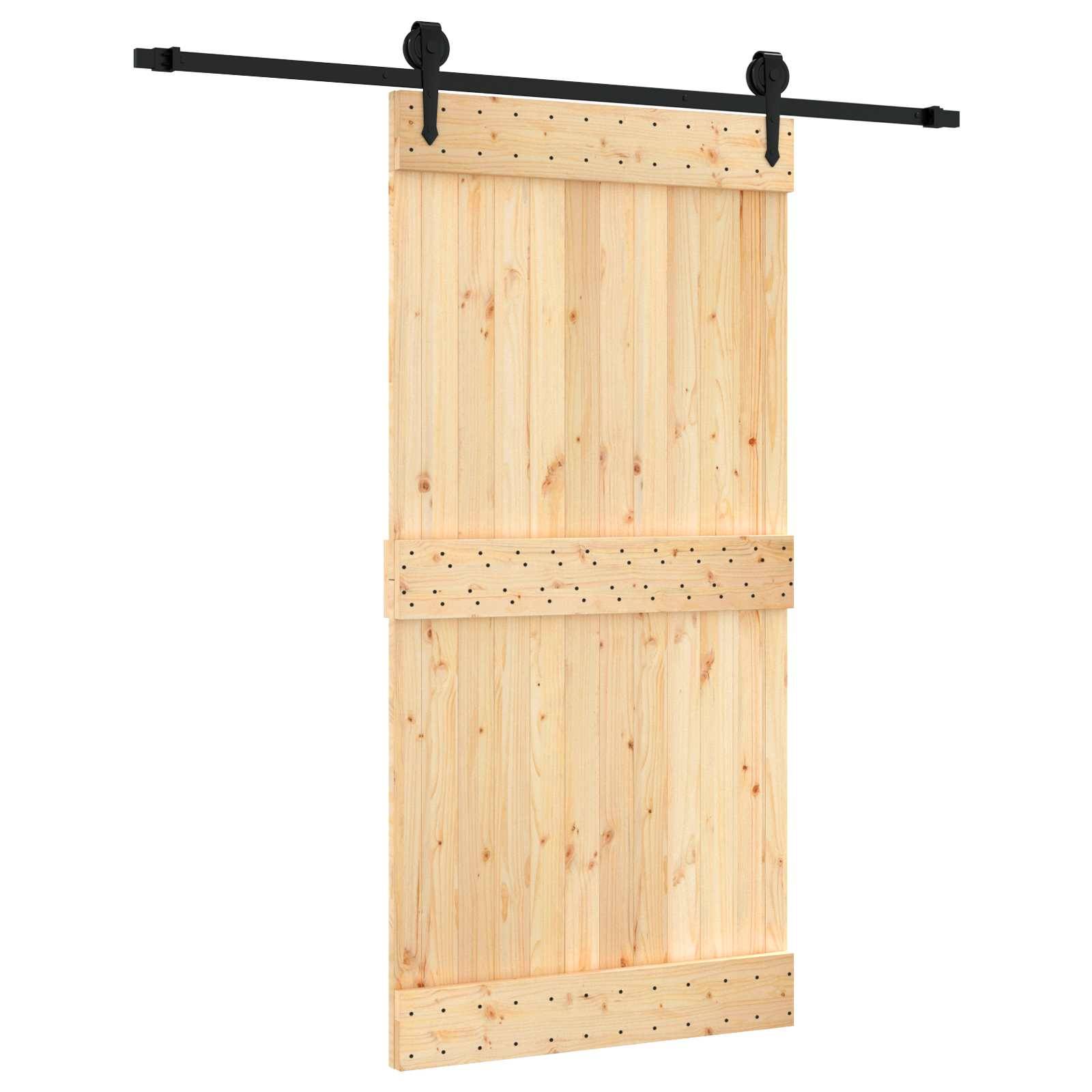 Eine Holzschiebetür im Scheunenstil mit einer schwarzen Metallschiene oben und Aufhängevorrichtung, gezeigt auf einem weißen Hintergrund.