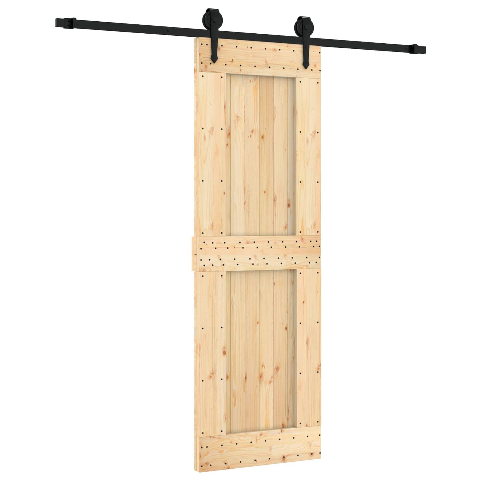 Holzschiebescheunentür mit schwarzem Metallgleis und Aufhängehardware auf weißem Hintergrund.