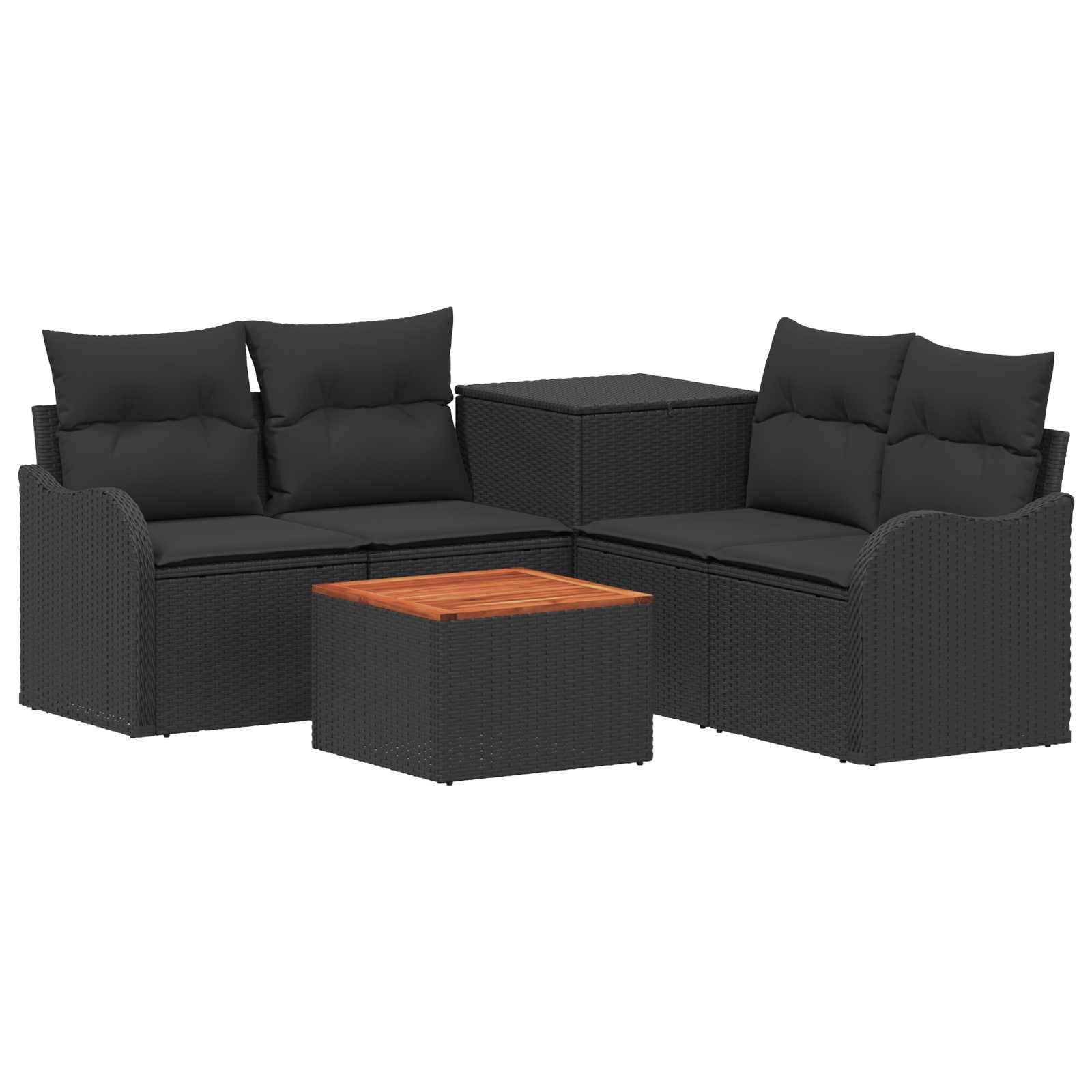 Schwarzes Polyrattan-Terrassensektional mit Kissen und zwei passenden Beistelltischen sowie ein kleiner quadratischer Couchtisch mit Holzplatte auf weißem Hintergrund.