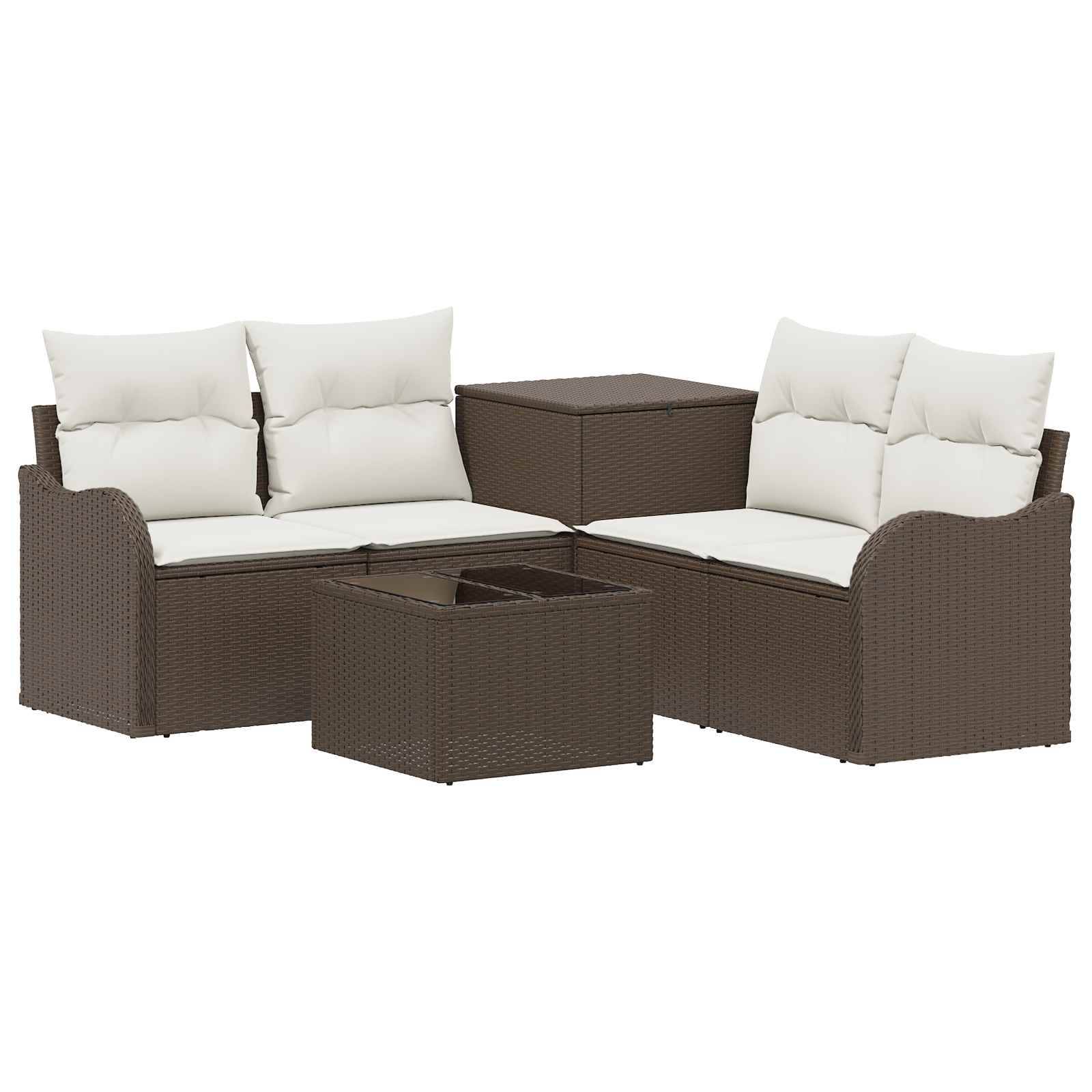 Braunes Korbgeflecht-Außensektor-Sofaset mit weißen Kissen, passenden Ottomanen und einem quadratischen Couchtisch auf weißem Hintergrund.