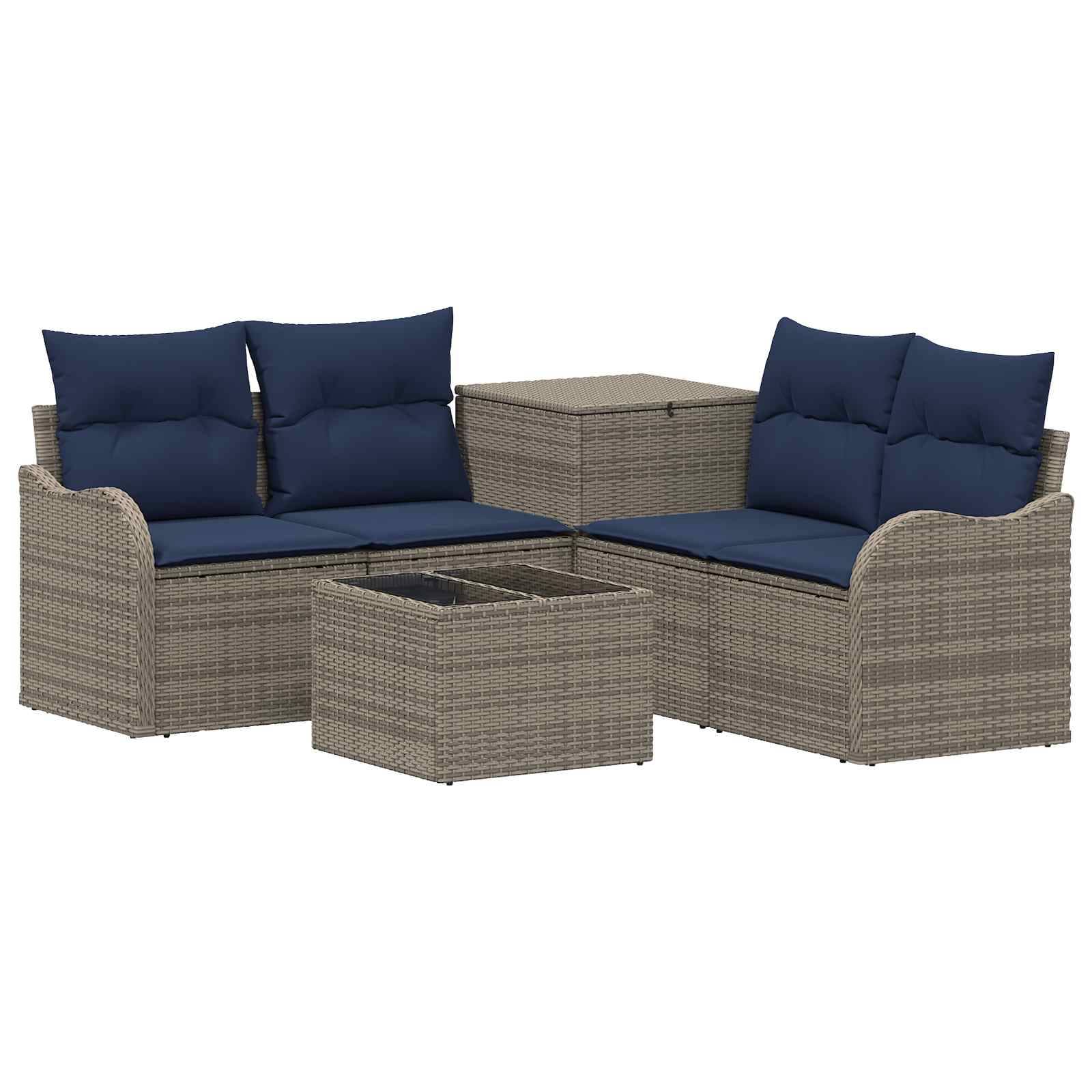 Rattan-Außensektional-Set mit zwei marineblauen Loungesofas mit Kissen, passendem Tisch und quadratischem Feuerstelle auf weißem Hintergrund.