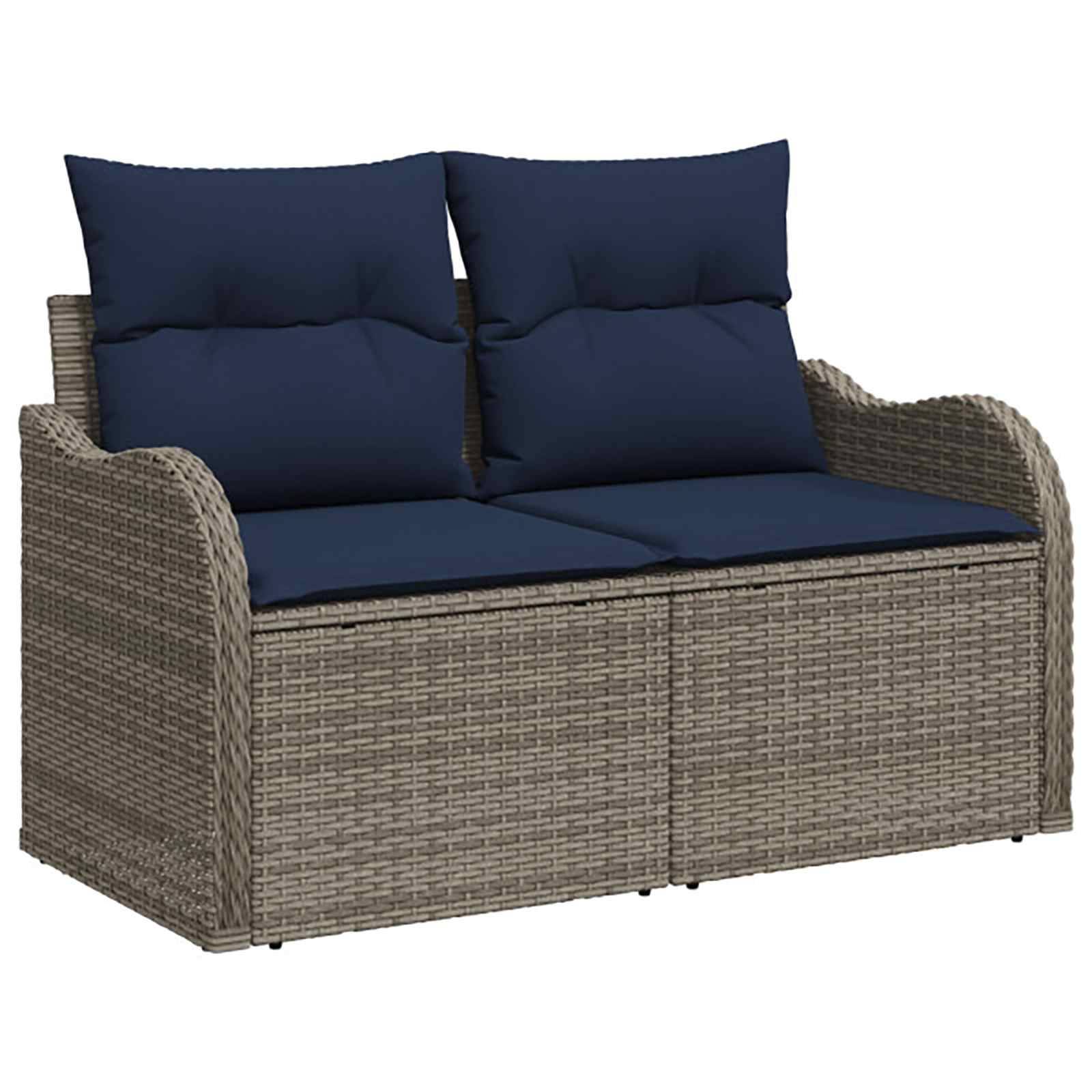 Outdoor-Zweisitzer-Rattanliebessitz mit marineblauen Kissen und Rückenkissen auf weißem Hintergrund.