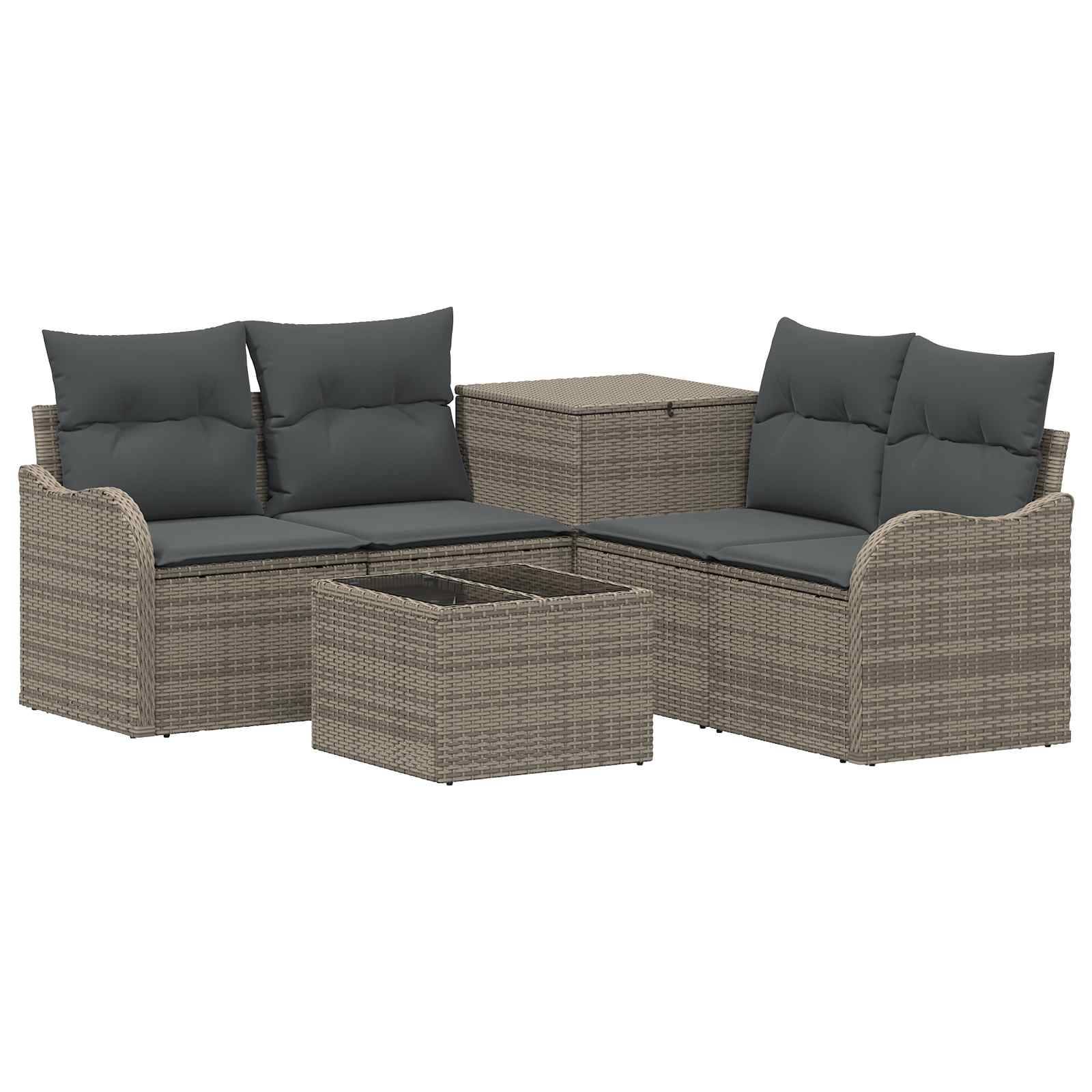 Graues Korbgeflecht Outdoor-Terrassensitzgarnitur mit zwei Zweisitzern, Ecktisch und passendem Couchtisch mit Glastop auf weißem Hintergrund.