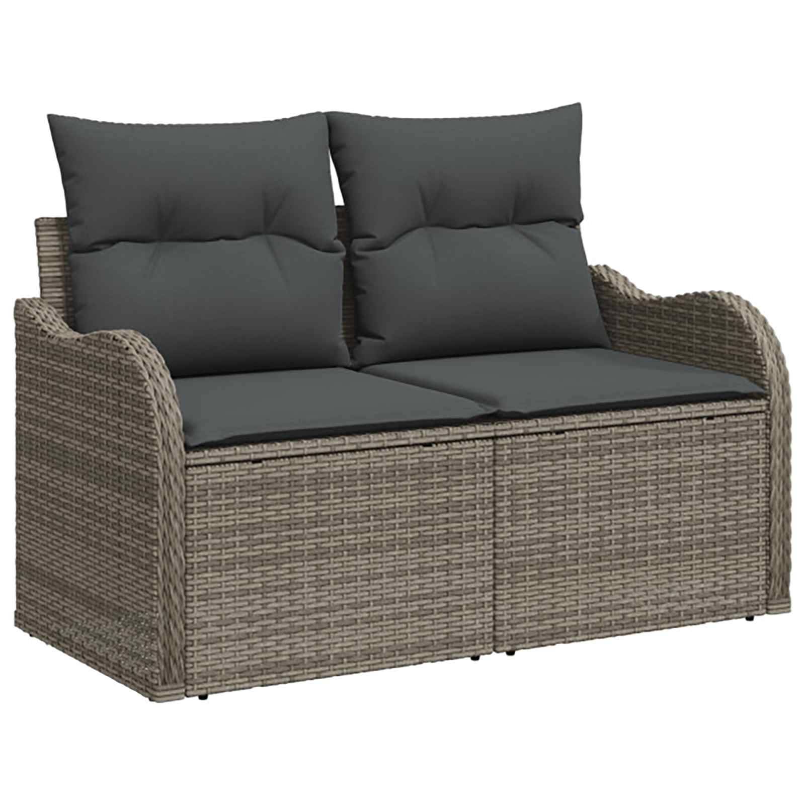 Zweisitziges gewebtes Rattansofa im Freien mit dunkelgrauen Sitz- und Rückenlehnen-Kissen auf weißem Hintergrund.